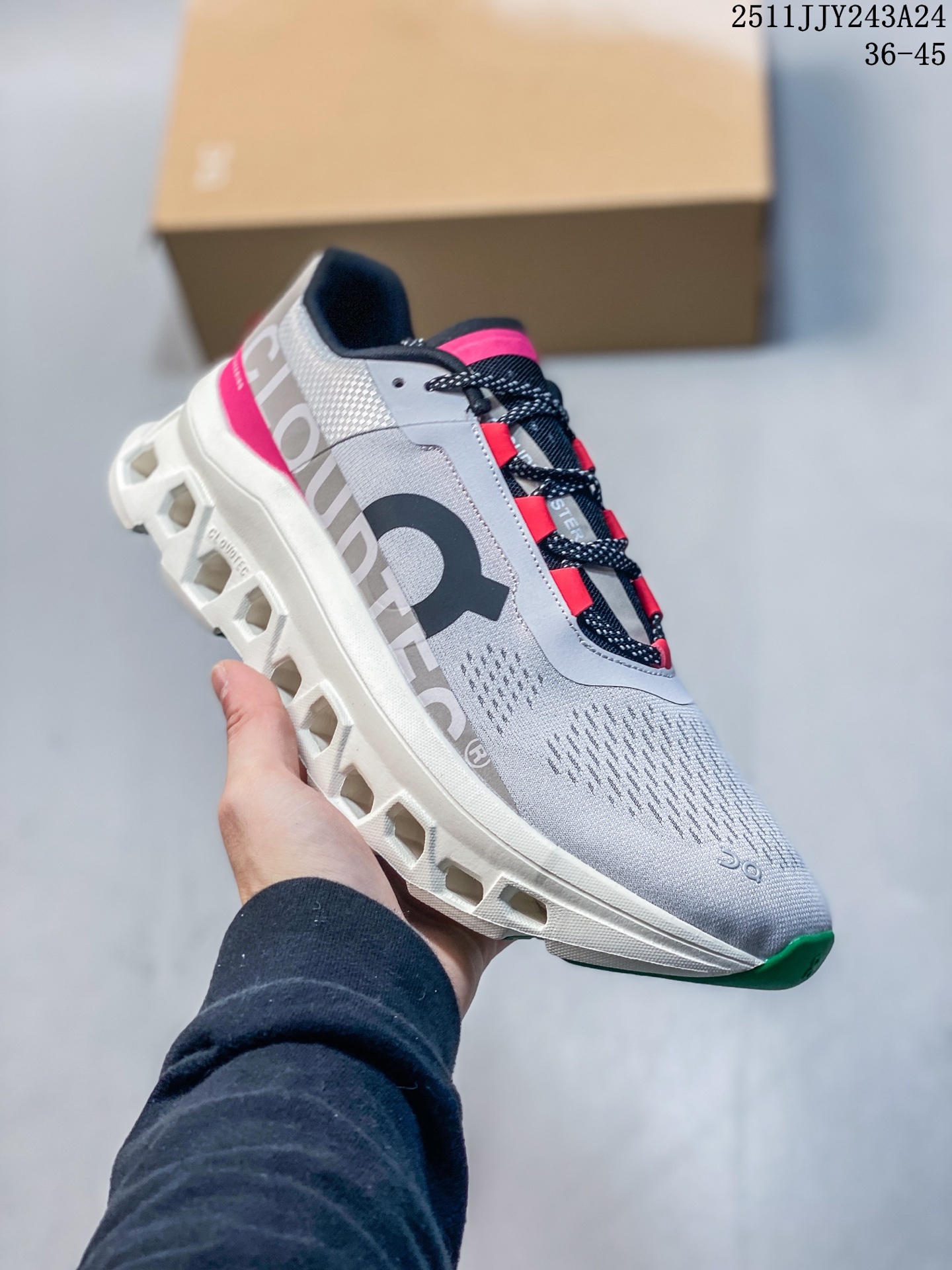 💰135
On 昂跑 Cloudmonster《小怪兽》时尚潮流 舒适透气 防滑耐磨 轻量级休闲运动跑鞋！
该款 Cloudmonster 的与众不同的全新“趣怪”风格，显而易见！延续怪兽级性能依旧搭载了大体积的 Cloud Tec 鞋底科技的性能更明显的摇椅圆弧轮廓让步代轻松发挥迈进地淋漓尽致，带来更强的回弹感！更好地推进你向前的每一步，尽享舒适度，由再生材质打造的柔软鞋垫和鞋面确保出色的透气性，将舒适度提升至新高，为你跑完轻松的5公里或费力的20公里提供理想助力，怪兽般的外形和妙趣的畅跑背后是强大的性能表现！
11JJY203A24