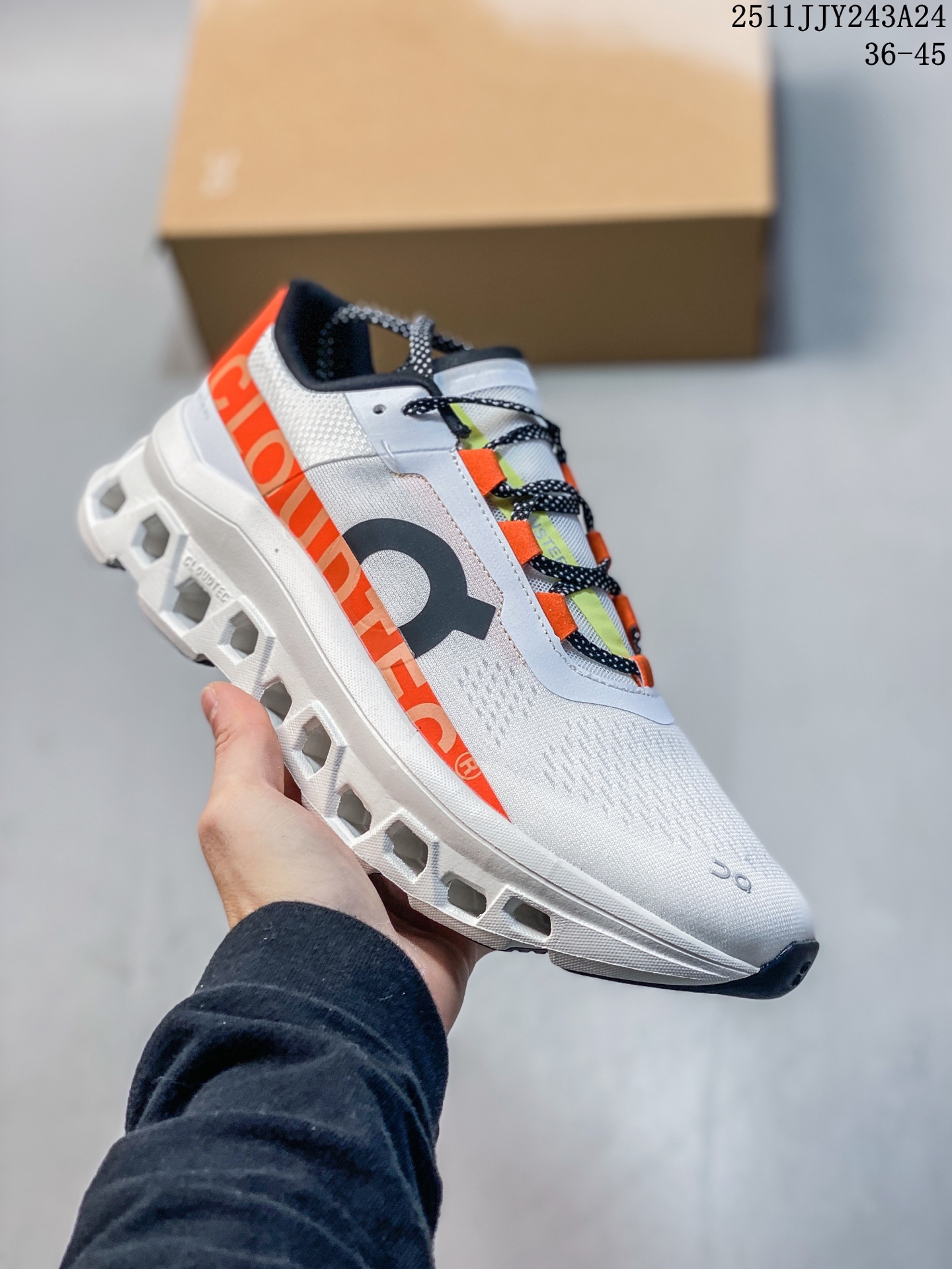 💰135
On 昂跑 Cloudmonster《小怪兽》时尚潮流 舒适透气 防滑耐磨 轻量级休闲运动跑鞋！
该款 Cloudmonster 的与众不同的全新“趣怪”风格，显而易见！延续怪兽级性能依旧搭载了大体积的 Cloud Tec 鞋底科技的性能更明显的摇椅圆弧轮廓让步代轻松发挥迈进地淋漓尽致，带来更强的回弹感！更好地推进你向前的每一步，尽享舒适度，由再生材质打造的柔软鞋垫和鞋面确保出色的透气性，将舒适度提升至新高，为你跑完轻松的5公里或费力的20公里提供理想助力，怪兽般的外形和妙趣的畅跑背后是强大的性能表现！
11JJY203A24