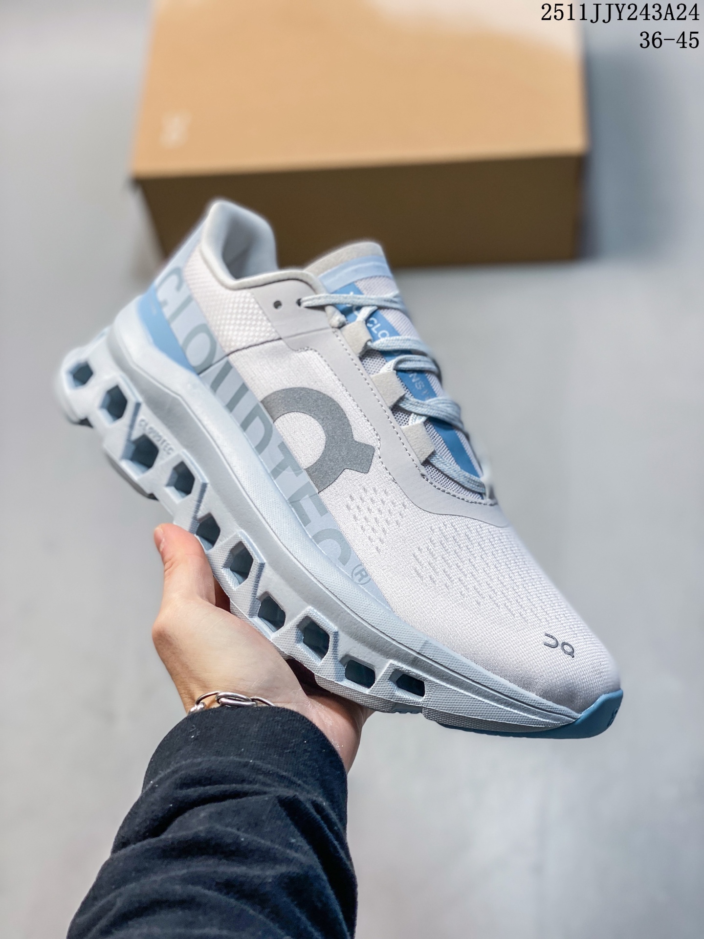 💰135
On 昂跑 Cloudmonster《小怪兽》时尚潮流 舒适透气 防滑耐磨 轻量级休闲运动跑鞋！
该款 Cloudmonster 的与众不同的全新“趣怪”风格，显而易见！延续怪兽级性能依旧搭载了大体积的 Cloud Tec 鞋底科技的性能更明显的摇椅圆弧轮廓让步代轻松发挥迈进地淋漓尽致，带来更强的回弹感！更好地推进你向前的每一步，尽享舒适度，由再生材质打造的柔软鞋垫和鞋面确保出色的透气性，将舒适度提升至新高，为你跑完轻松的5公里或费力的20公里提供理想助力，怪兽般的外形和妙趣的畅跑背后是强大的性能表现！
11JJY203A24