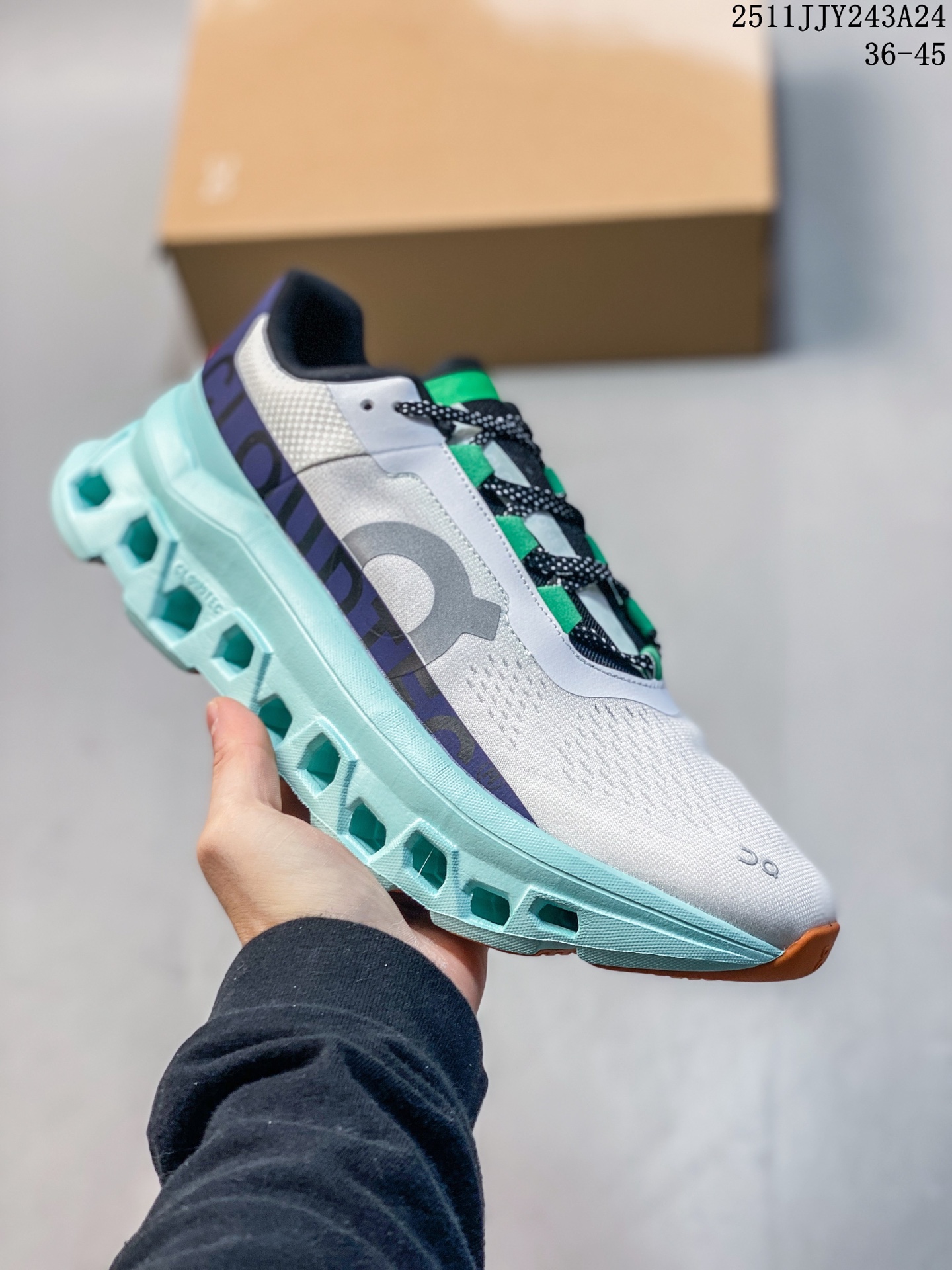 🈴️💰135
On 昂跑 Cloudmonster《小怪兽》时尚潮流 舒适透气 防滑耐磨 轻量级休闲运动跑鞋！
该款 Cloudmonster 的与众不同的全新“趣怪”风格，显而易见！延续怪兽级性能依旧搭载了大体积的 Cloud Tec 鞋底科技的性能更明显的摇椅圆弧轮廓让步代轻松发挥迈进地淋漓尽致，带来更强的回弹感！更好地推进你向前的每一步，尽享舒适度，由再生材质打造的柔软鞋垫和鞋面确保出色的透气性，将舒适度提升至新高，为你跑完轻松的5公里或费力的20公里提供理想助力，怪兽般的外形和妙趣的畅跑背后是强大的性能表现！
11JJY203A24