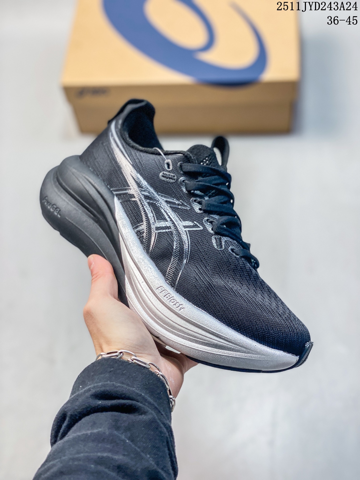 💰160
【ASI】Asics GEL-KAYANO 32 LUXE 时尚舒适 低帮跑步鞋
ASICS (亚瑟士)是日本实业家鬼冢喜八郎创立的跑鞋运动品牌,名字想法源自著名的拉丁谚语“AnimaSana In Corpore Sano”,意为“健全的精神寓于强健的体魄”。正如其名字的含义,ASICS亚瑟士一直坚信保持身体的健康与活力是打造健康快乐的生活方式的最佳途径。亚瑟士的跑鞋、篮球鞋等系列集专业与美貌于一身,拥有极高的热度。2016年,ASICS在“2016年日本最佳全球品牌”排行榜名列第17名。
11JYD243A24