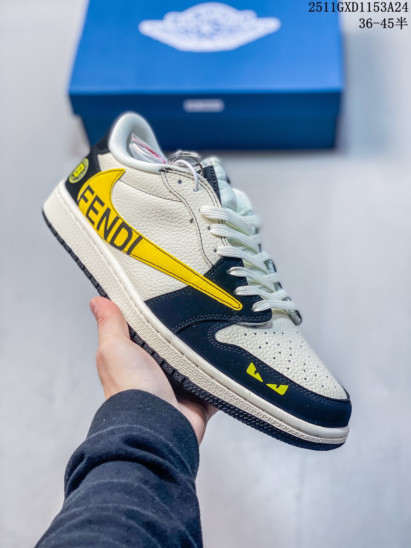 海外爆款限量发售! Travis Scott x Jordan 1 Low “芬迪联名——字母米黑黄” 高端定制 乔丹倒勾低帮休闲板鞋 大厂纯原品质出货 纯正版型 定制鞋盒 皮料切割干净无任何毛边 细节完美 超高清洁度 货号:DD7866-111 GXD1153A24