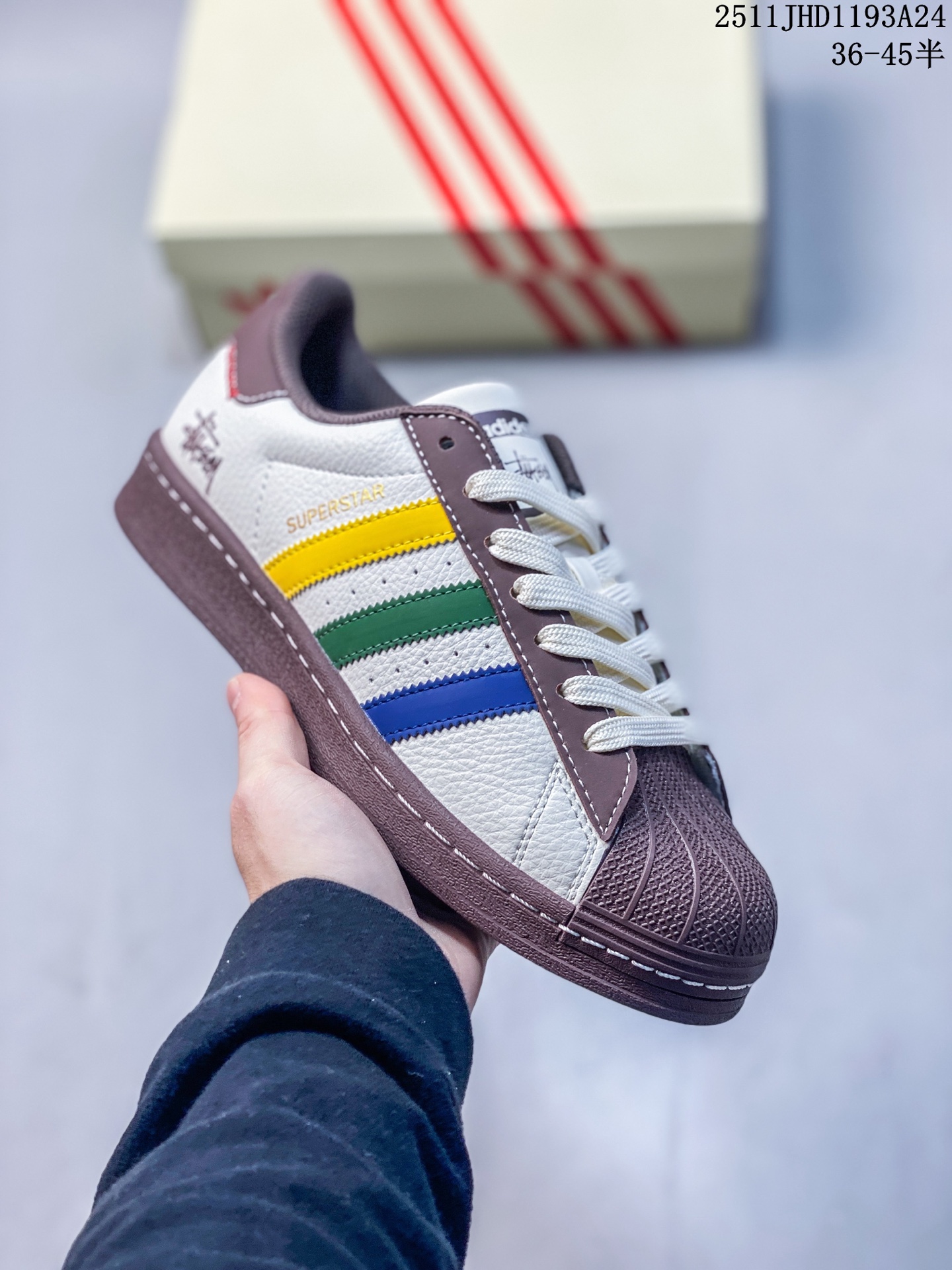 #纯原 CLOT x AD Originals Superstar“金标” #贝壳头斯图西联名限定 贴合柔软皮料白棕配色,这双鞋的整体设计思路和风格可以说很CLOT.鞋款整体选用了易穿搭的白棕色以及彩色三道杠作为主色调,而加厚的锯齿形外底以及标志性的贝壳头无疑把鞋款的独特属性进一步展现出来. 货号:JY8919 11JGD1193A24