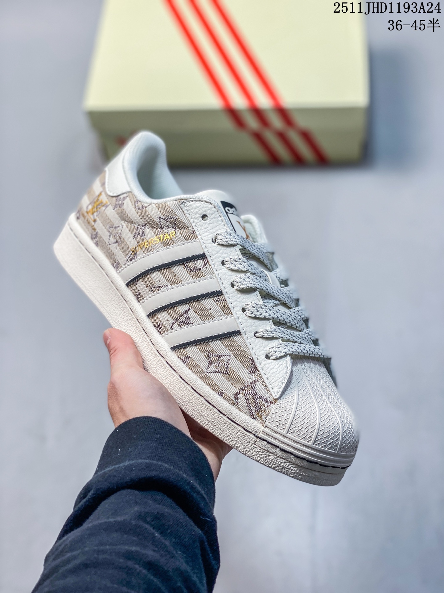 #纯原 CLOT x AD Originals Superstar“金标” #贝壳头斯图西联名限定 贴合柔软皮料白棕配色,这双鞋的整体设计思路和风格可以说很CLOT.鞋款整体选用了易穿搭的白棕色以及彩色三道杠作为主色调,而加厚的锯齿形外底以及标志性的贝壳头无疑把鞋款的独特属性进一步展现出来. 货号:JY8919 11JGD1193A24