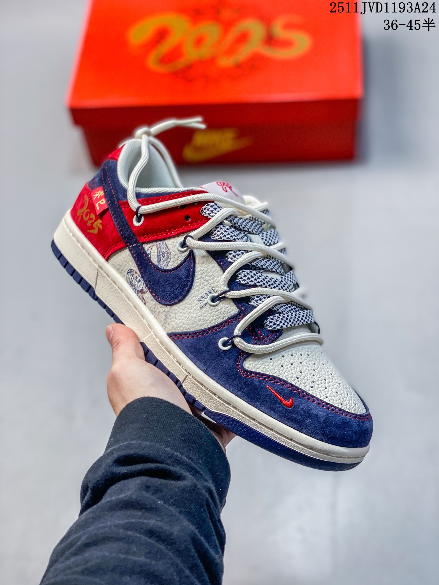 💰190
海外爆款限量发售！公司级 Nike SB Dunk Low“蛇年系列——绑带蓝白藏蓝勾” 周年高端定制 低帮休闲板鞋 定制鞋盒 大厂纯原品质出货 超高清洁度 皮料切割干净无任何毛边 细节完美 
货号：YX5066-288
Size:36 36.5 37.5 38 38.5 39 40 40.5 41 42 42.5 43 44 44.5 45
11JVD1193A24