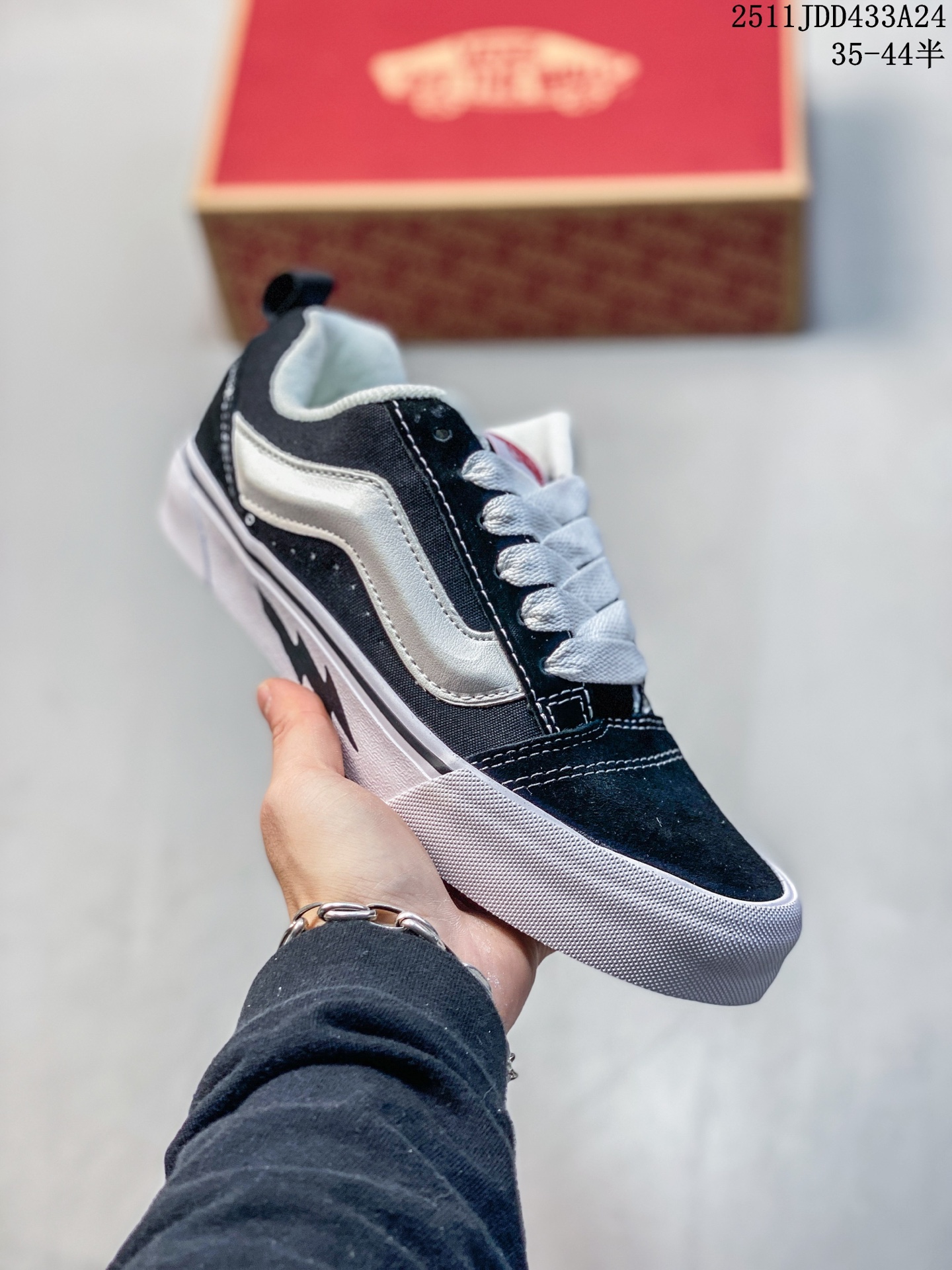 💰110
🔥Vans闪电⚡联名
灰色面包鞋来啦!
Vans Knu Skool新款闪电灰色面包鞋经典男女复古秋冬舒适情侣运动滑板鞋
~闪电设计炫酷十足,面包鞋型复古舒适潮流,运动滑板两不误!穿上它,街头焦点就是你!✨ #潮鞋 #情侣鞋 #滑板鞋 #万斯闪电
尺码:35 36 36.5 37 38 38.5 39 40 40.5 41 42 42.5 43 44
11JDD433A24