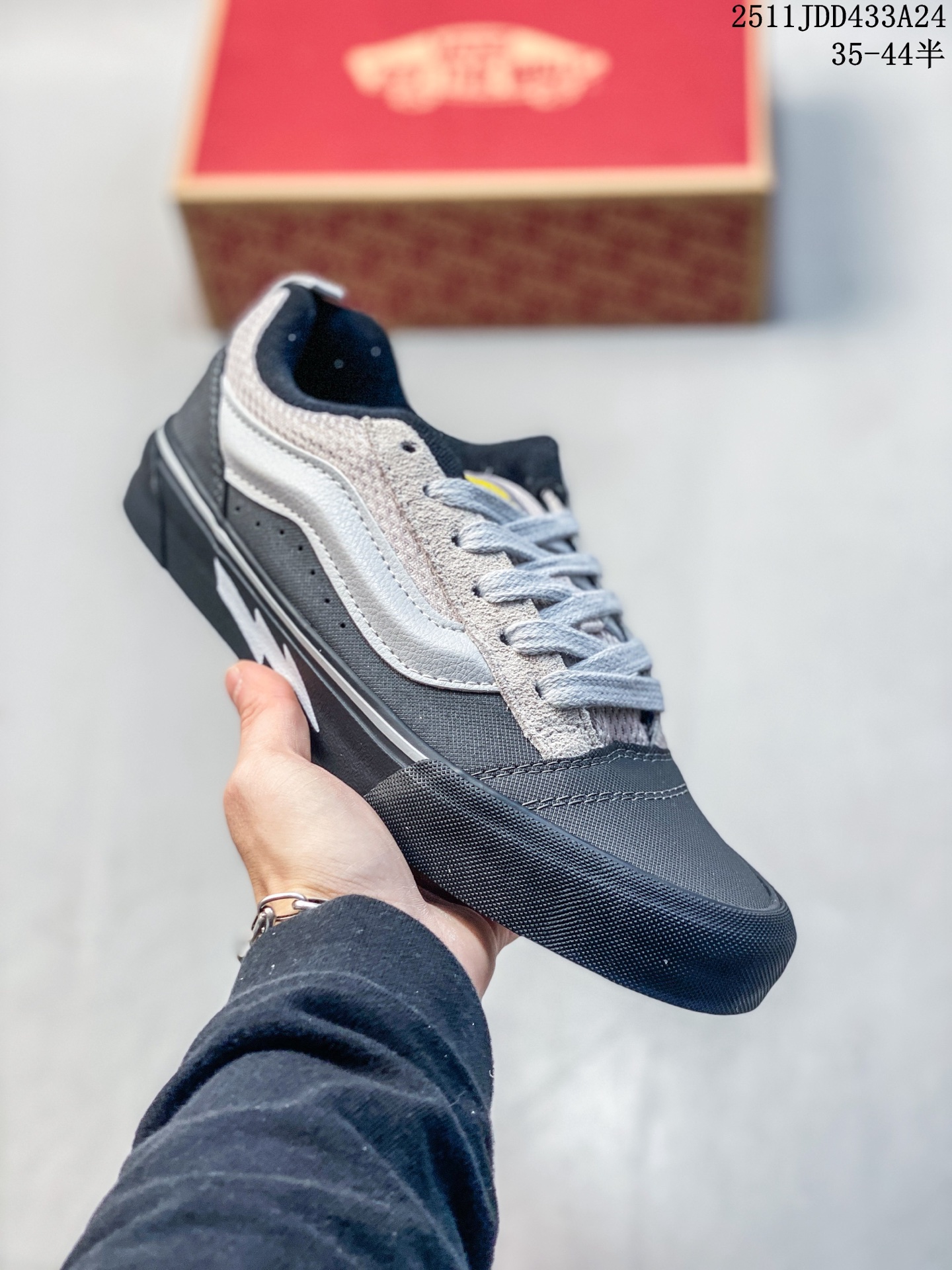 💰110
🔥Vans闪电⚡联名
灰色面包鞋来啦!
Vans Knu Skool新款闪电灰色面包鞋经典男女复古秋冬舒适情侣运动滑板鞋
~闪电设计炫酷十足,面包鞋型复古舒适潮流,运动滑板两不误!穿上它,街头焦点就是你!✨ #潮鞋 #情侣鞋 #滑板鞋 #万斯闪电
尺码:35 36 36.5 37 38 38.5 39 40 40.5 41 42 42.5 43 44
11JDD433A24