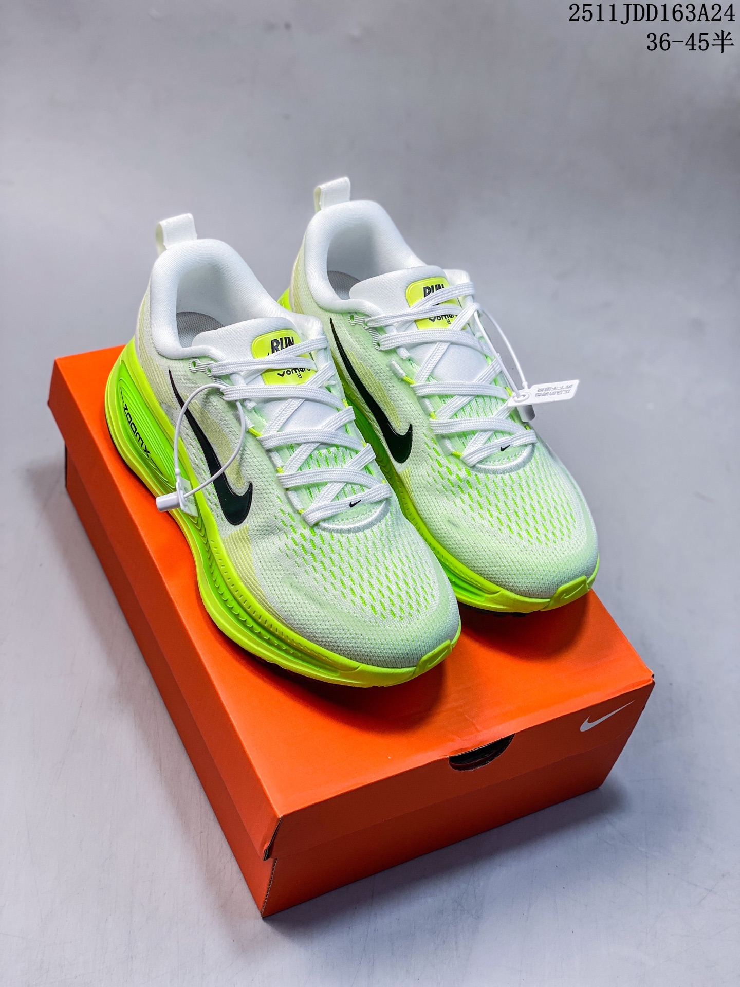 💰110
耐克 Nike Vomero 18 厚底增高老爹运动跑步鞋。全新 Vomero 提供比以往更多的緩衝效能以及該系列有史以來最高的鞋底高度，結合 Nike 的 ZoomX 和 ReactX 泡棉打造雙層緩衝設計，實現出色奔馳體驗。Vomero 18 在設計時，從舒適性和緩衝機能，到耐久性和風格等每個面向，都考量到男女性的意見分析和偏好。Nike 全新推出 Vomero 18，邀請所有跑者體驗非凡緩震和舒適腳感，為路跑鞋設下嶄新標準。優質版型是根據跑者的需求和精密分析而設計，巧妙平衡順暢腳感和柔軟度，塑造舒適至上的輕盈感受，適合所有性別。全新 Vomero 採用 ZoomX 全掌式泡棉，搭配鞋跟和前足的 ReactX 泡棉，為跑者帶來雙重緩震效果，締造出色邁步體驗。 協調的層疊泡棉提供比以往更多的緩衝效能，此版型的鞋底高度增加至 46 公釐，比上一代高出 6 公釐，創下 Vomero 系列新高。非凡緩震性能塑造理想的日常跑步體驗，從初次嘗試跑步的新手，到想要增加跑步里程的資深跑者，再到正在進行賽後恢復的選手，這款舒適柔軟的鞋款可為各種程度的運動員帶來全天候舒適腳感。「跑者們認為出色的緩震機能應該能帶來柔軟舒適的體驗，緩和足底與地面之間的衝擊力。
11JDD163A24