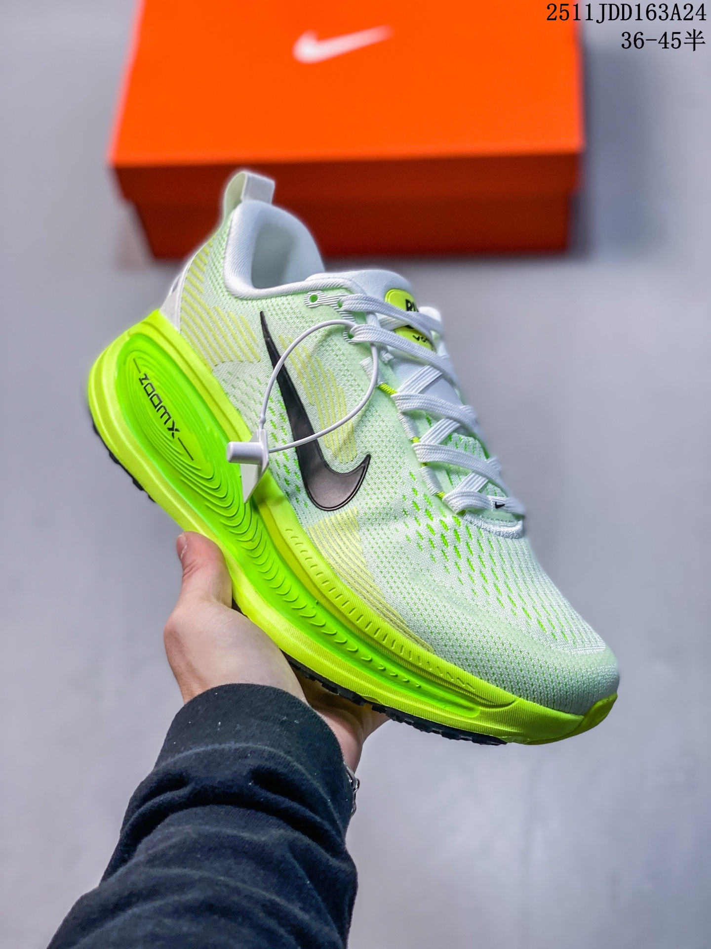 💰150
耐克 Nike Vomero 18 厚底增高老爹运动跑步鞋。全新 Vomero 提供比以往更多的緩衝效能以及該系列有史以來最高的鞋底高度，結合 Nike 的 ZoomX 和 ReactX 泡棉打造雙層緩衝設計，實現出色奔馳體驗。Vomero 18 在設計時，從舒適性和緩衝機能，到耐久性和風格等每個面向，都考量到男女性的意見分析和偏好。Nike 全新推出 Vomero 18，邀請所有跑者體驗非凡緩震和舒適腳感，為路跑鞋設下嶄新標準。優質版型是根據跑者的需求和精密分析而設計，巧妙平衡順暢腳感和柔軟度，塑造舒適至上的輕盈感受，適合所有性別。全新 Vomero 採用 ZoomX 全掌式泡棉，搭配鞋跟和前足的 ReactX 泡棉，為跑者帶來雙重緩震效果，締造出色邁步體驗。 協調的層疊泡棉提供比以往更多的緩衝效能，此版型的鞋底高度增加至 46 公釐，比上一代高出 6 公釐，創下 Vomero 系列新高。非凡緩震性能塑造理想的日常跑步體驗，從初次嘗試跑步的新手，到想要增加跑步里程的資深跑者，再到正在進行賽後恢復的選手，這款舒適柔軟的鞋款可為各種程度的運動員帶來全天候舒適腳感。「跑者們認為出色的緩震機能應該能帶來柔軟舒適的體驗，緩和足底與地面之間的衝擊力。
11JDD163A24