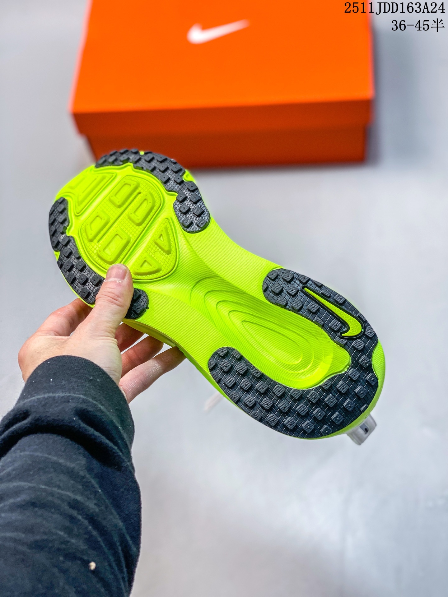 💰110
耐克 Nike Vomero 18 厚底增高老爹运动跑步鞋。全新 Vomero 提供比以往更多的緩衝效能以及該系列有史以來最高的鞋底高度，結合 Nike 的 ZoomX 和 ReactX 泡棉打造雙層緩衝設計，實現出色奔馳體驗。Vomero 18 在設計時，從舒適性和緩衝機能，到耐久性和風格等每個面向，都考量到男女性的意見分析和偏好。Nike 全新推出 Vomero 18，邀請所有跑者體驗非凡緩震和舒適腳感，為路跑鞋設下嶄新標準。優質版型是根據跑者的需求和精密分析而設計，巧妙平衡順暢腳感和柔軟度，塑造舒適至上的輕盈感受，適合所有性別。全新 Vomero 採用 ZoomX 全掌式泡棉，搭配鞋跟和前足的 ReactX 泡棉，為跑者帶來雙重緩震效果，締造出色邁步體驗。 協調的層疊泡棉提供比以往更多的緩衝效能，此版型的鞋底高度增加至 46 公釐，比上一代高出 6 公釐，創下 Vomero 系列新高。非凡緩震性能塑造理想的日常跑步體驗，從初次嘗試跑步的新手，到想要增加跑步里程的資深跑者，再到正在進行賽後恢復的選手，這款舒適柔軟的鞋款可為各種程度的運動員帶來全天候舒適腳感。「跑者們認為出色的緩震機能應該能帶來柔軟舒適的體驗，緩和足底與地面之間的衝擊力。
11JDD163A24