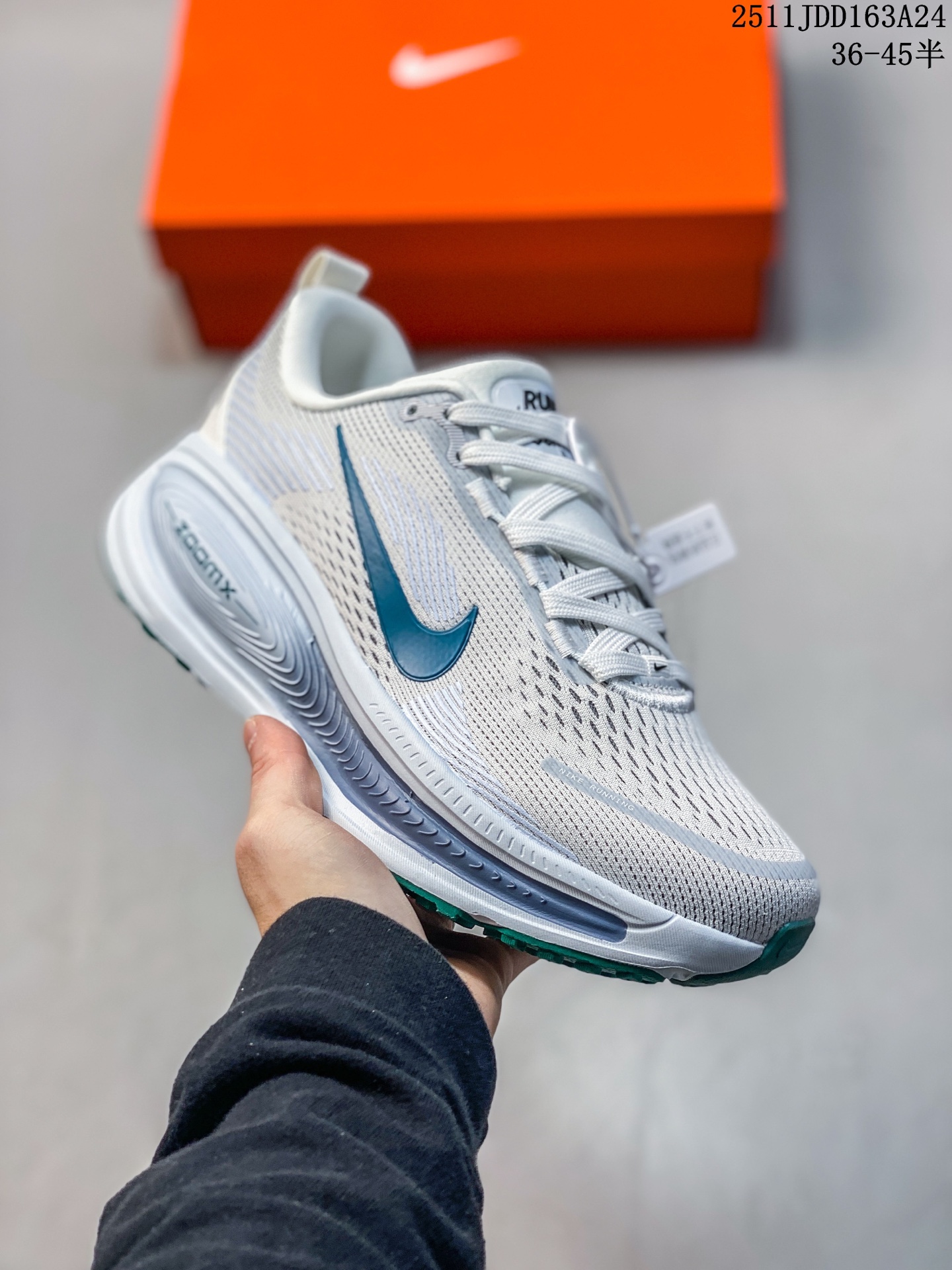 💰150
耐克 Nike Vomero 18 厚底增高老爹运动跑步鞋。全新 Vomero 提供比以往更多的緩衝效能以及該系列有史以來最高的鞋底高度，結合 Nike 的 ZoomX 和 ReactX 泡棉打造雙層緩衝設計，實現出色奔馳體驗。Vomero 18 在設計時，從舒適性和緩衝機能，到耐久性和風格等每個面向，都考量到男女性的意見分析和偏好。Nike 全新推出 Vomero 18，邀請所有跑者體驗非凡緩震和舒適腳感，為路跑鞋設下嶄新標準。優質版型是根據跑者的需求和精密分析而設計，巧妙平衡順暢腳感和柔軟度，塑造舒適至上的輕盈感受，適合所有性別。全新 Vomero 採用 ZoomX 全掌式泡棉，搭配鞋跟和前足的 ReactX 泡棉，為跑者帶來雙重緩震效果，締造出色邁步體驗。 協調的層疊泡棉提供比以往更多的緩衝效能，此版型的鞋底高度增加至 46 公釐，比上一代高出 6 公釐，創下 Vomero 系列新高。非凡緩震性能塑造理想的日常跑步體驗，從初次嘗試跑步的新手，到想要增加跑步里程的資深跑者，再到正在進行賽後恢復的選手，這款舒適柔軟的鞋款可為各種程度的運動員帶來全天候舒適腳感。「跑者們認為出色的緩震機能應該能帶來柔軟舒適的體驗，緩和足底與地面之間的衝擊力。
11JDD163A24