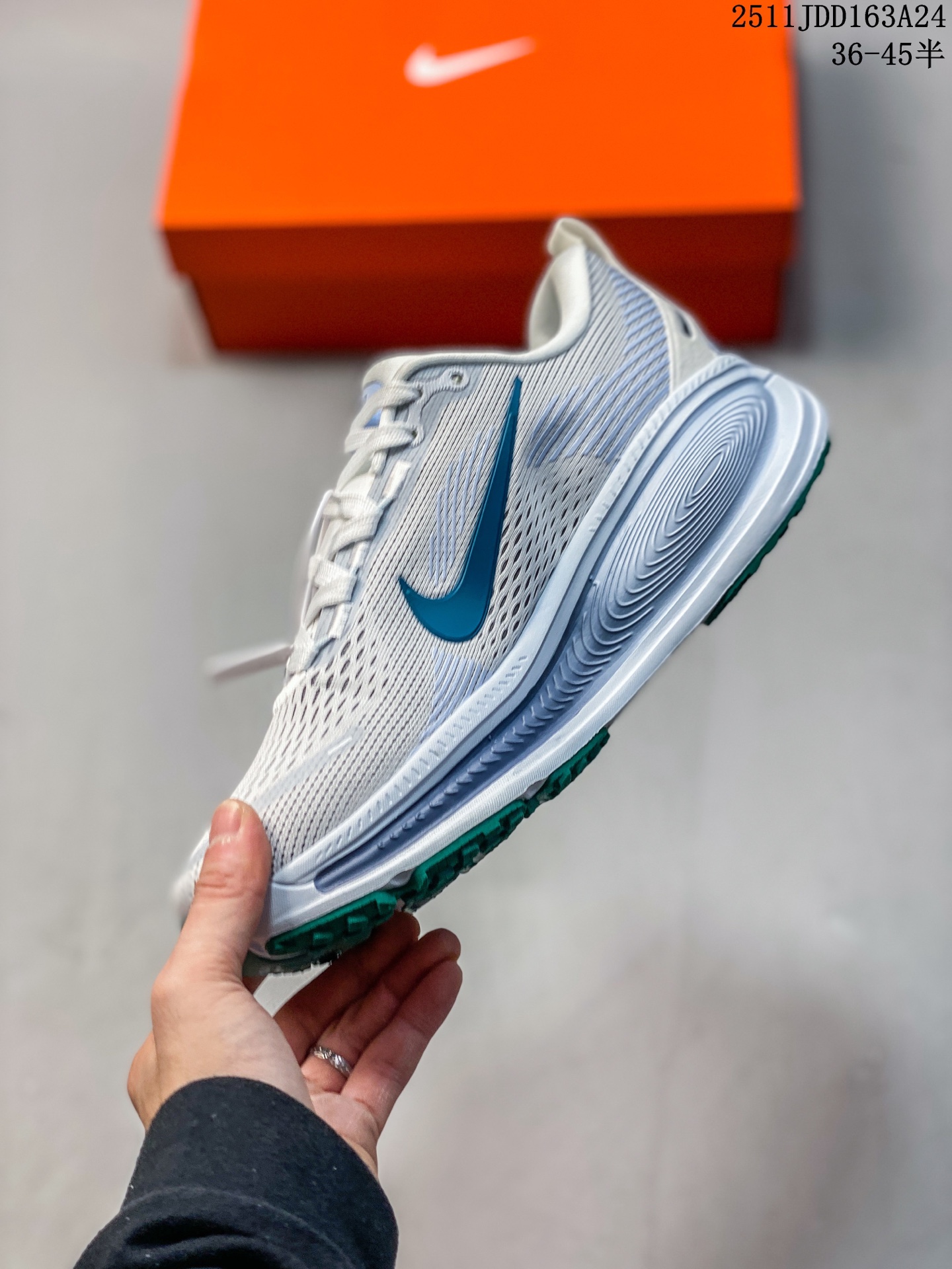 💰150 耐克 Nike Vomero 18 厚底增高老爹运动跑步鞋。全新 Vomero 提供比以往更多的緩衝效能以及該系列有史以來最高的鞋底高度，結合 Nike 的 ZoomX 和 ReactX 泡棉打造雙層緩衝設計，實現出色奔馳體驗。Vomero 18 在設計時，從舒適性和緩衝機能，到耐久性和風格等每個面向，都考量到男女性的意見分析和偏好。Nike 全新推出 Vomero 18，邀請所有跑者體驗非凡緩震和舒適腳感，為路跑鞋設下嶄新標準。優質版型是根據跑者的需求和精密分析而設計，巧妙平衡順暢腳感和柔軟度，塑造舒適至上的輕盈感受，適合所有性別。全新 Vomero 採用 ZoomX 全掌式泡棉，搭配鞋跟和前足的 ReactX 泡棉，為跑者帶來雙重緩震效果，締造出色邁步體驗。 協調的層疊泡棉提供比以往更多的緩衝效能，此版型的鞋底高度增加至 46 公釐，比上一代高出 6 公釐，創下 Vomero 系列新高。非凡緩震性能塑造理想的日常跑步體驗，從初次嘗試跑步的新手，到想要增加跑步里程的資深跑者，再到正在進行賽後恢復的選手，這款舒適柔軟的鞋款可為各種程度的運動員帶來全天候舒適腳感。「跑者們認為出色的緩震機能應該能帶來柔軟舒適的體驗，緩和足底與地面之間的衝擊力。 11JDD163A24