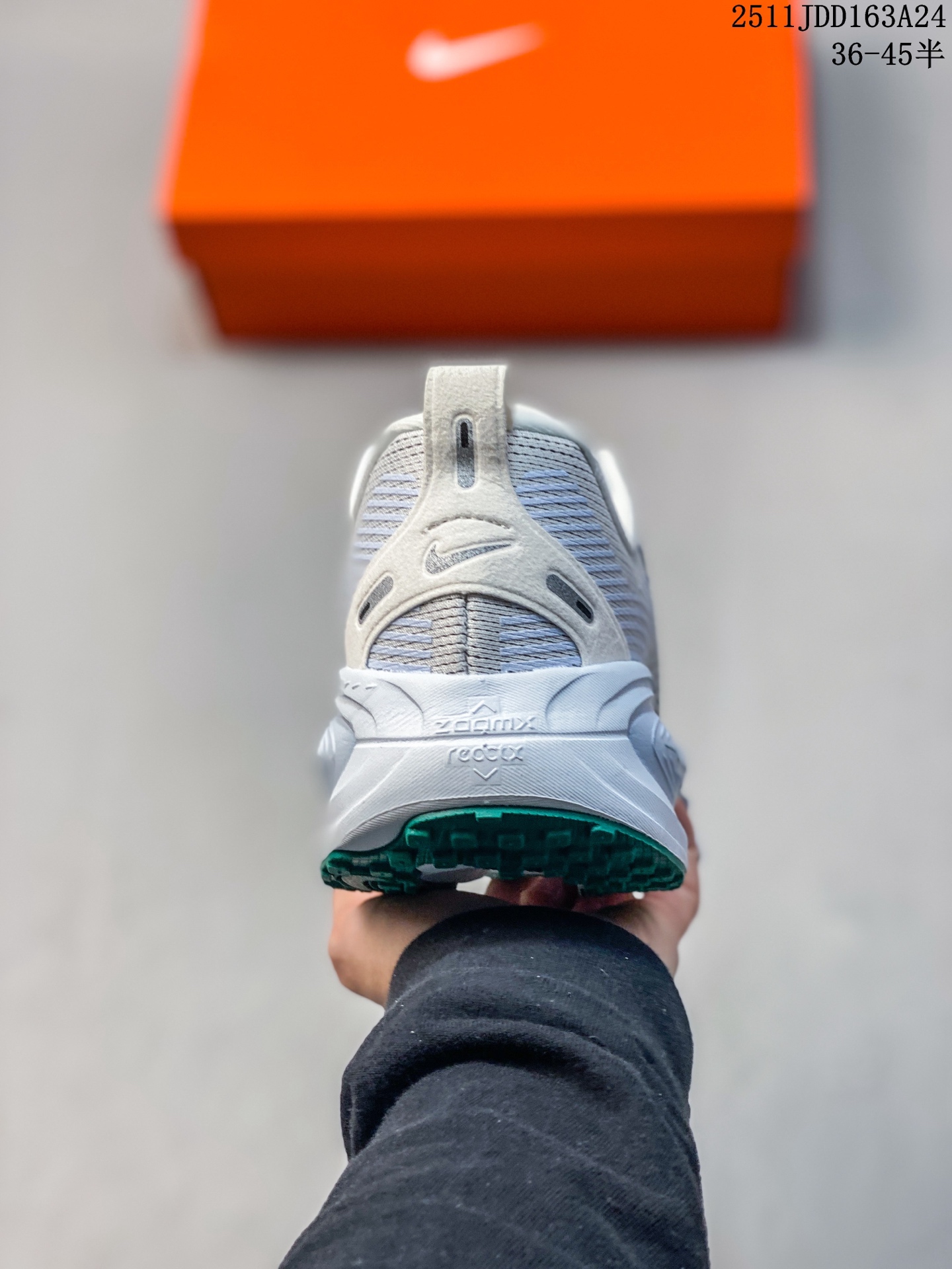 💰120
耐克 Nike Vomero 18 厚底增高老爹运动跑步鞋。全新 Vomero 提供比以往更多的緩衝效能以及該系列有史以來最高的鞋底高度，結合 Nike 的 ZoomX 和 ReactX 泡棉打造雙層緩衝設計，實現出色奔馳體驗。Vomero 18 在設計時，從舒適性和緩衝機能，到耐久性和風格等每個面向，都考量到男女性的意見分析和偏好。Nike 全新推出 Vomero 18，邀請所有跑者體驗非凡緩震和舒適腳感，為路跑鞋設下嶄新標準。優質版型是根據跑者的需求和精密分析而設計，巧妙平衡順暢腳感和柔軟度，塑造舒適至上的輕盈感受，適合所有性別。全新 Vomero 採用 ZoomX 全掌式泡棉，搭配鞋跟和前足的 ReactX 泡棉，為跑者帶來雙重緩震效果，締造出色邁步體驗。 協調的層疊泡棉提供比以往更多的緩衝效能，此版型的鞋底高度增加至 46 公釐，比上一代高出 6 公釐，創下 Vomero 系列新高。非凡緩震性能塑造理想的日常跑步體驗，從初次嘗試跑步的新手，到想要增加跑步里程的資深跑者，再到正在進行賽後恢復的選手，這款舒適柔軟的鞋款可為各種程度的運動員帶來全天候舒適腳感。「跑者們認為出色的緩震機能應該能帶來柔軟舒適的體驗，緩和足底與地面之間的衝擊力。
11JDD163A24