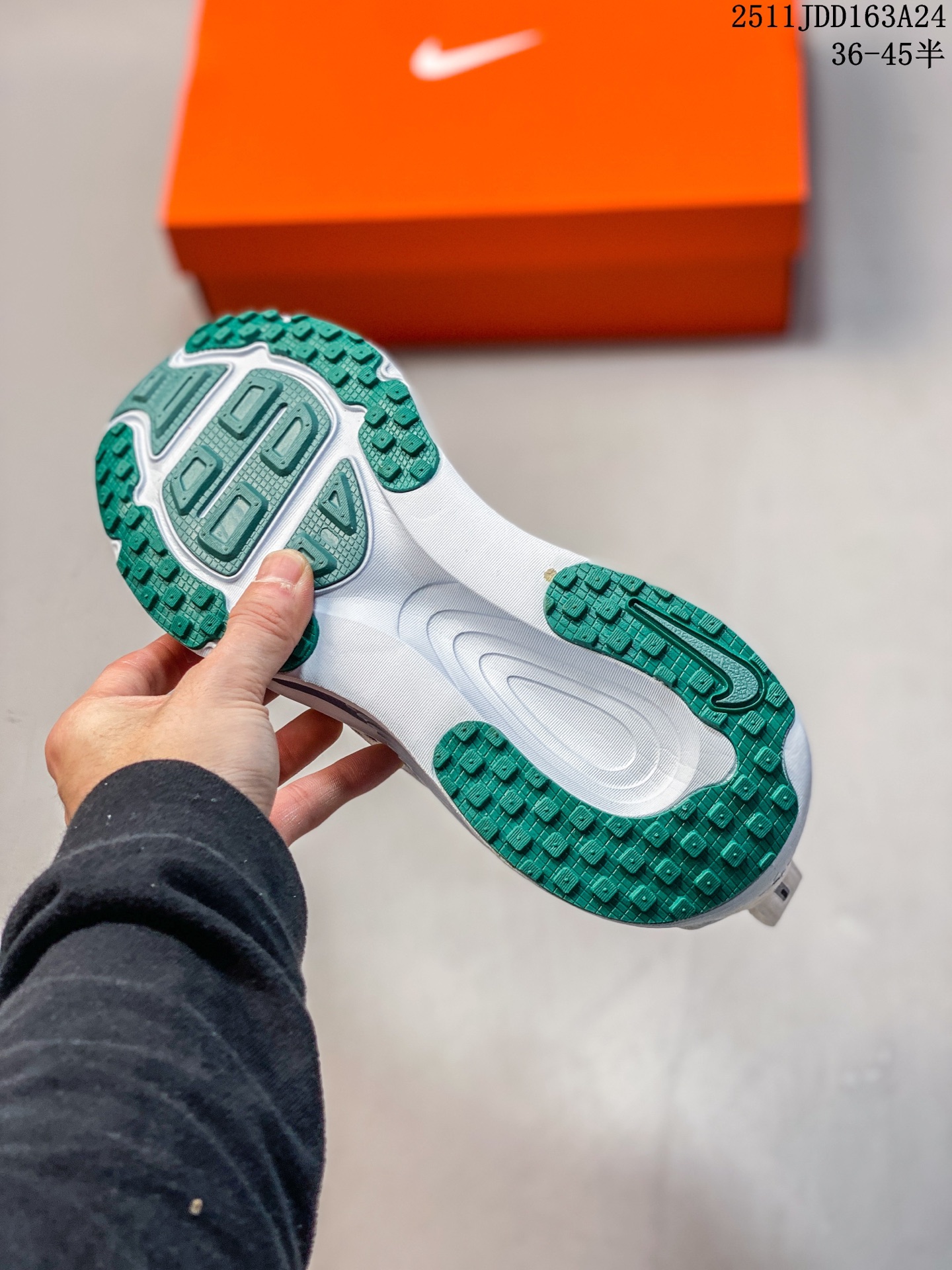 💰120
耐克 Nike Vomero 18 厚底增高老爹运动跑步鞋。全新 Vomero 提供比以往更多的緩衝效能以及該系列有史以來最高的鞋底高度，結合 Nike 的 ZoomX 和 ReactX 泡棉打造雙層緩衝設計，實現出色奔馳體驗。Vomero 18 在設計時，從舒適性和緩衝機能，到耐久性和風格等每個面向，都考量到男女性的意見分析和偏好。Nike 全新推出 Vomero 18，邀請所有跑者體驗非凡緩震和舒適腳感，為路跑鞋設下嶄新標準。優質版型是根據跑者的需求和精密分析而設計，巧妙平衡順暢腳感和柔軟度，塑造舒適至上的輕盈感受，適合所有性別。全新 Vomero 採用 ZoomX 全掌式泡棉，搭配鞋跟和前足的 ReactX 泡棉，為跑者帶來雙重緩震效果，締造出色邁步體驗。 協調的層疊泡棉提供比以往更多的緩衝效能，此版型的鞋底高度增加至 46 公釐，比上一代高出 6 公釐，創下 Vomero 系列新高。非凡緩震性能塑造理想的日常跑步體驗，從初次嘗試跑步的新手，到想要增加跑步里程的資深跑者，再到正在進行賽後恢復的選手，這款舒適柔軟的鞋款可為各種程度的運動員帶來全天候舒適腳感。「跑者們認為出色的緩震機能應該能帶來柔軟舒適的體驗，緩和足底與地面之間的衝擊力。
11JDD163A24