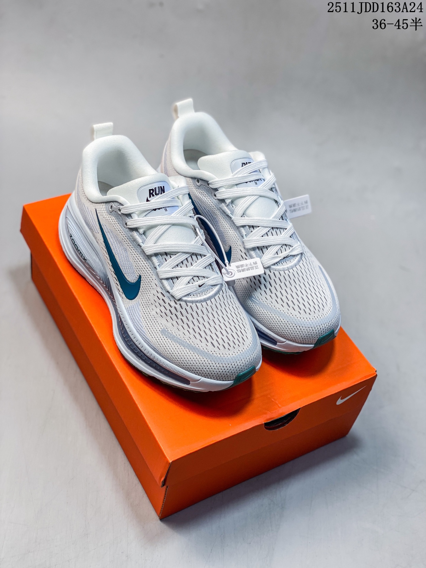 💰120
耐克 Nike Vomero 18 厚底增高老爹运动跑步鞋。全新 Vomero 提供比以往更多的緩衝效能以及該系列有史以來最高的鞋底高度，結合 Nike 的 ZoomX 和 ReactX 泡棉打造雙層緩衝設計，實現出色奔馳體驗。Vomero 18 在設計時，從舒適性和緩衝機能，到耐久性和風格等每個面向，都考量到男女性的意見分析和偏好。Nike 全新推出 Vomero 18，邀請所有跑者體驗非凡緩震和舒適腳感，為路跑鞋設下嶄新標準。優質版型是根據跑者的需求和精密分析而設計，巧妙平衡順暢腳感和柔軟度，塑造舒適至上的輕盈感受，適合所有性別。全新 Vomero 採用 ZoomX 全掌式泡棉，搭配鞋跟和前足的 ReactX 泡棉，為跑者帶來雙重緩震效果，締造出色邁步體驗。 協調的層疊泡棉提供比以往更多的緩衝效能，此版型的鞋底高度增加至 46 公釐，比上一代高出 6 公釐，創下 Vomero 系列新高。非凡緩震性能塑造理想的日常跑步體驗，從初次嘗試跑步的新手，到想要增加跑步里程的資深跑者，再到正在進行賽後恢復的選手，這款舒適柔軟的鞋款可為各種程度的運動員帶來全天候舒適腳感。「跑者們認為出色的緩震機能應該能帶來柔軟舒適的體驗，緩和足底與地面之間的衝擊力。
11JDD163A24