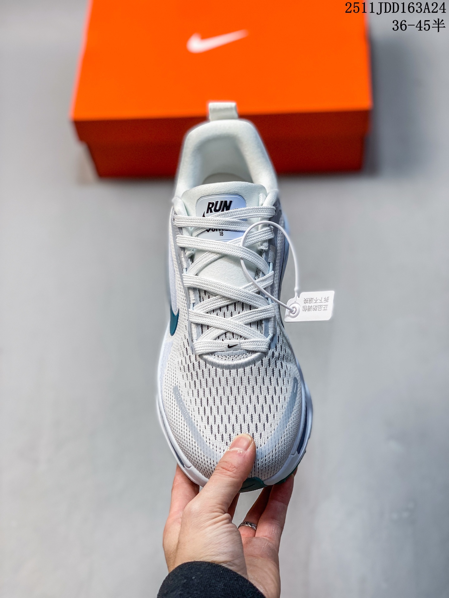 💰120
耐克 Nike Vomero 18 厚底增高老爹运动跑步鞋。全新 Vomero 提供比以往更多的緩衝效能以及該系列有史以來最高的鞋底高度，結合 Nike 的 ZoomX 和 ReactX 泡棉打造雙層緩衝設計，實現出色奔馳體驗。Vomero 18 在設計時，從舒適性和緩衝機能，到耐久性和風格等每個面向，都考量到男女性的意見分析和偏好。Nike 全新推出 Vomero 18，邀請所有跑者體驗非凡緩震和舒適腳感，為路跑鞋設下嶄新標準。優質版型是根據跑者的需求和精密分析而設計，巧妙平衡順暢腳感和柔軟度，塑造舒適至上的輕盈感受，適合所有性別。全新 Vomero 採用 ZoomX 全掌式泡棉，搭配鞋跟和前足的 ReactX 泡棉，為跑者帶來雙重緩震效果，締造出色邁步體驗。 協調的層疊泡棉提供比以往更多的緩衝效能，此版型的鞋底高度增加至 46 公釐，比上一代高出 6 公釐，創下 Vomero 系列新高。非凡緩震性能塑造理想的日常跑步體驗，從初次嘗試跑步的新手，到想要增加跑步里程的資深跑者，再到正在進行賽後恢復的選手，這款舒適柔軟的鞋款可為各種程度的運動員帶來全天候舒適腳感。「跑者們認為出色的緩震機能應該能帶來柔軟舒適的體驗，緩和足底與地面之間的衝擊力。
11JDD163A24