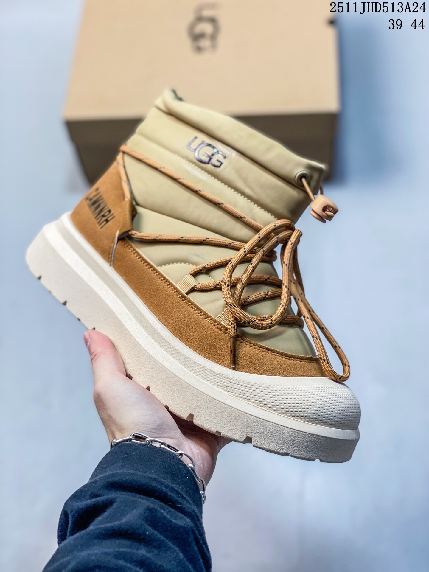 💰150
UGG/雪地靴 UGG Heritage Utility Sneaker 传统实用运动鞋 UGG元素与经典运动鞋的氛围相结合，融合了传统与创新。鞋面采用全粒皮革和麂皮完成。采用来自甘蔗的EVA材质制作的鞋底，拥有发挥出色的抓地力 
11JHD513A24