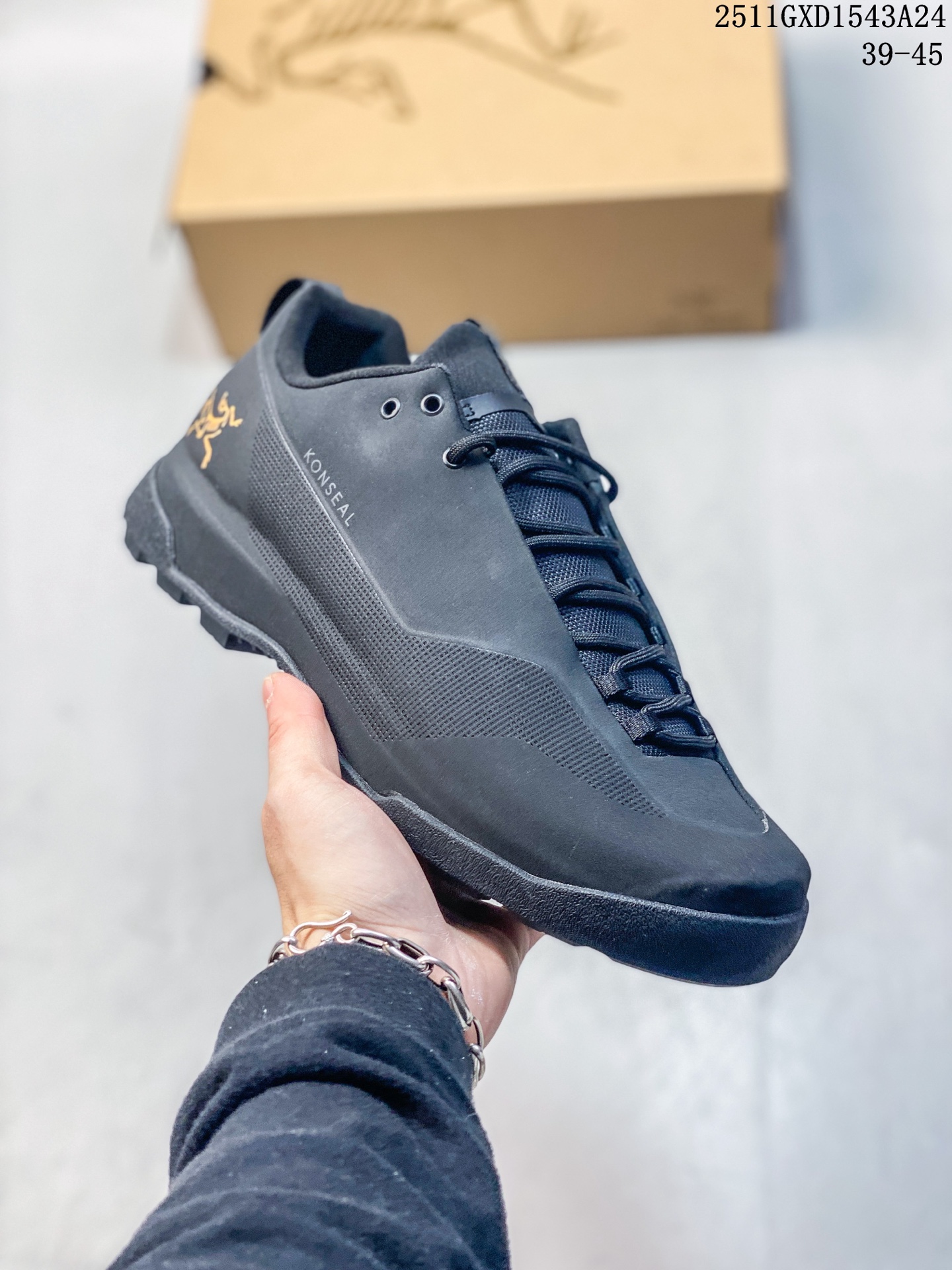 💰260
公司级✅Arcteryx始祖鸟 Konseal Women 轻量 网布防滑轻便耐磨 低帮户外运动跑步鞋
外观看似朴实 却散发着一股高贵气息 虽然是标榜越野鞋 但其实越野跑与登山乃一体两面的运动 皆在相同的山林场域之中进行 包含轻量化鞋身 MegaGrip大底 OrthoLite 3D鞋垫 EVA弹性混合中底等等 以及这次所使用的最新防水透气科技 
抓地力优良的VibramMegaGrip 鞋带收纳设计 避免鞋带勾到绊倒 全脚掌舒适稳定 EVA弹性混合中底 OrthoLite 3D鞋垫 前脚掌TPU支撑片
尺码:39-45
11GXD1543A24