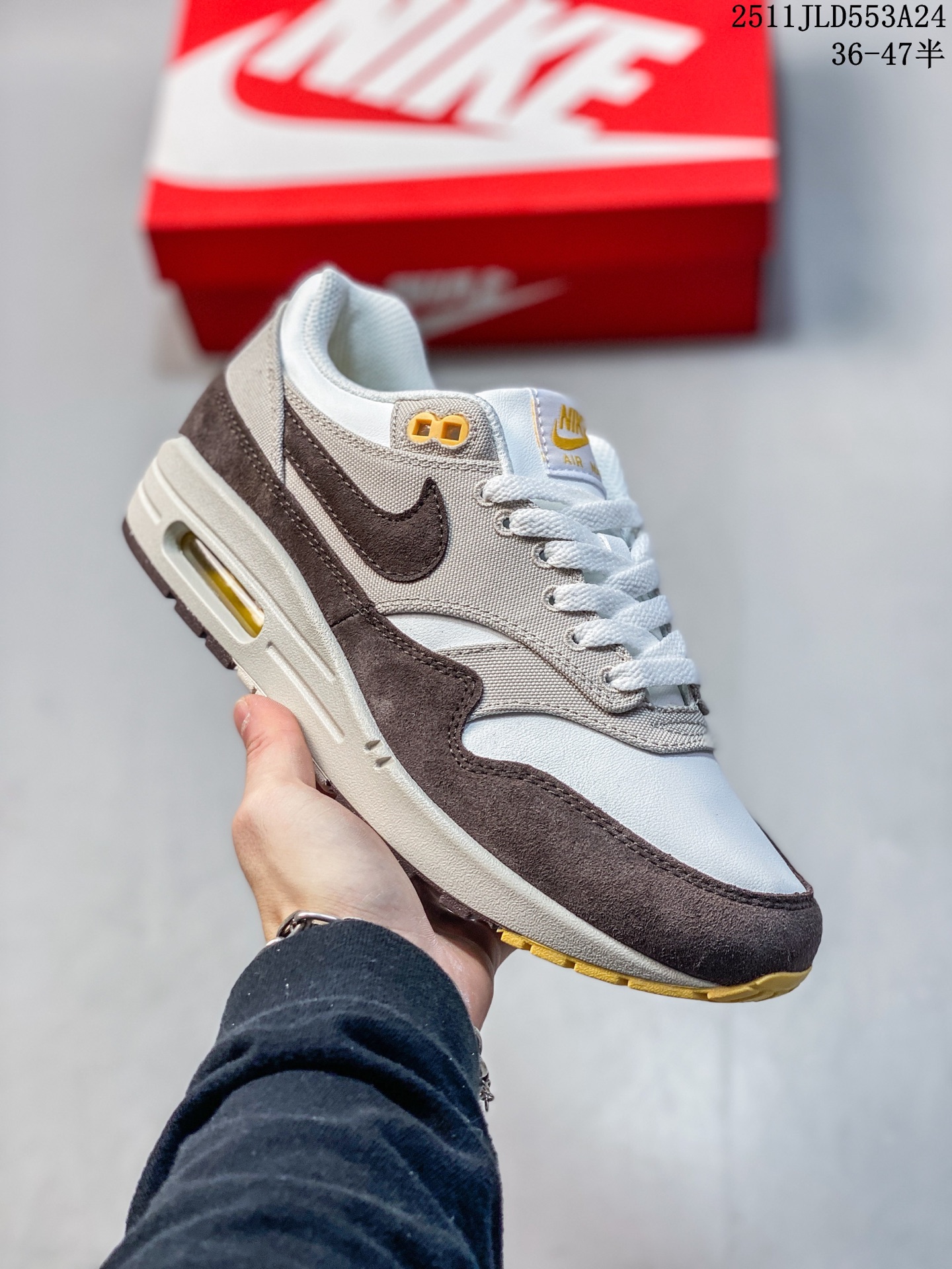 公司级[玫瑰]Nike Air Max 1 Premium 时尚舒适耐磨透气支撑 低帮 休闲城市通勤跑步鞋 男女同款 米棕鞋身材质均选择皮革 织物 麂皮多种材质覆盖 保证质感的前提下 层次感也相当不错 带有开窗式 Air Max 气垫的中底收尾 完善整体造型设计 货号:IB6390-001 JLD553A24