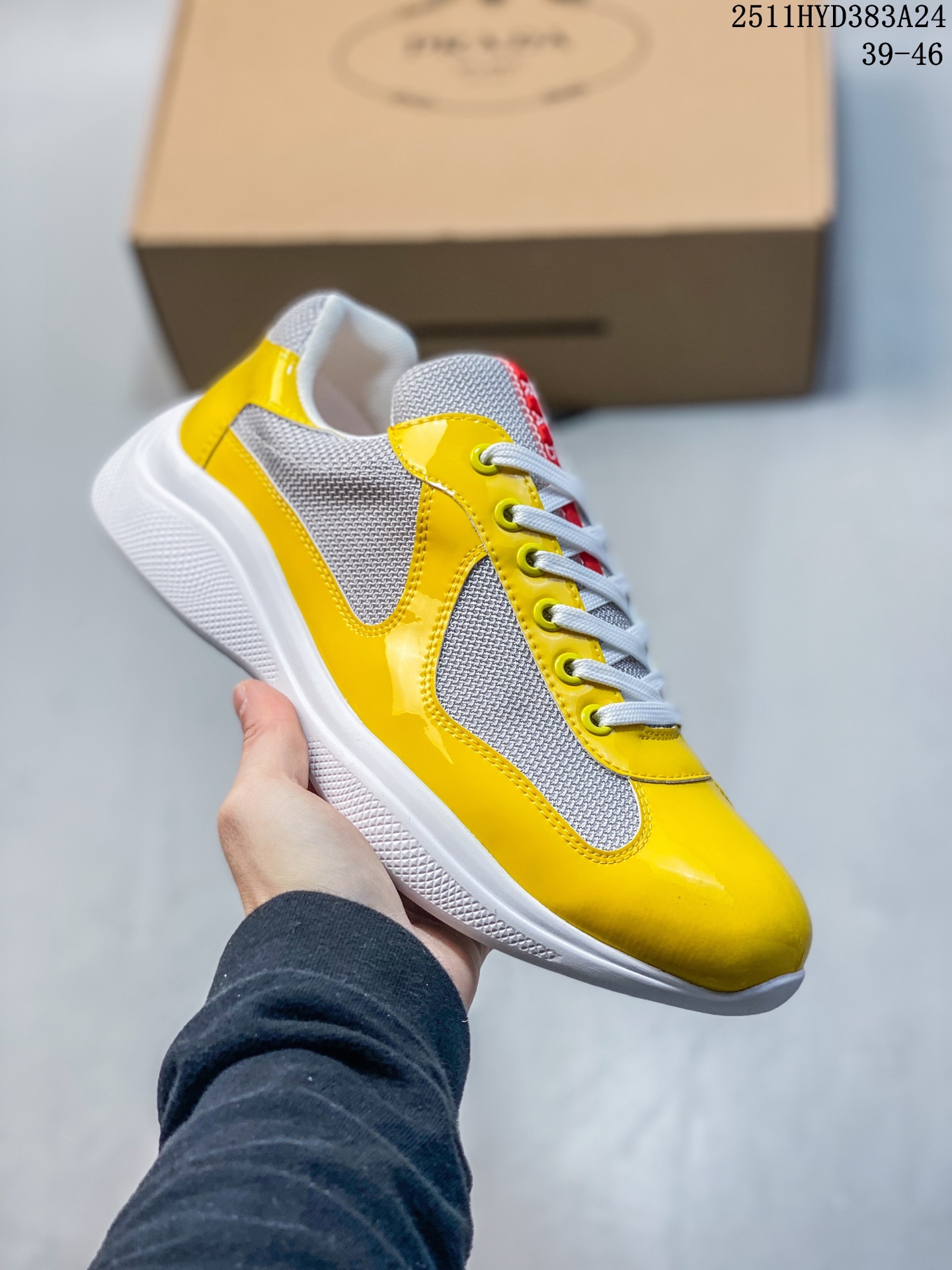 💰360
外贸鬼佬版 东莞纯原顶级品质 原版一比一开发
普拉达 Prada Linea Rossa 徽标彰显独特的设计格调 海外畅销版
低帮休闲运动鞋 3厘米轻质柔韧鞋底 橡胶胎面花纹
海淘代购同渠道品质 高端零售 外贸充正专供 完美楦型 正确卡色 质感媲美原版 细节与原版一致 请注意区分市面版本
尺码:39 40 41 42 43 44 45 46
11HYD384A25