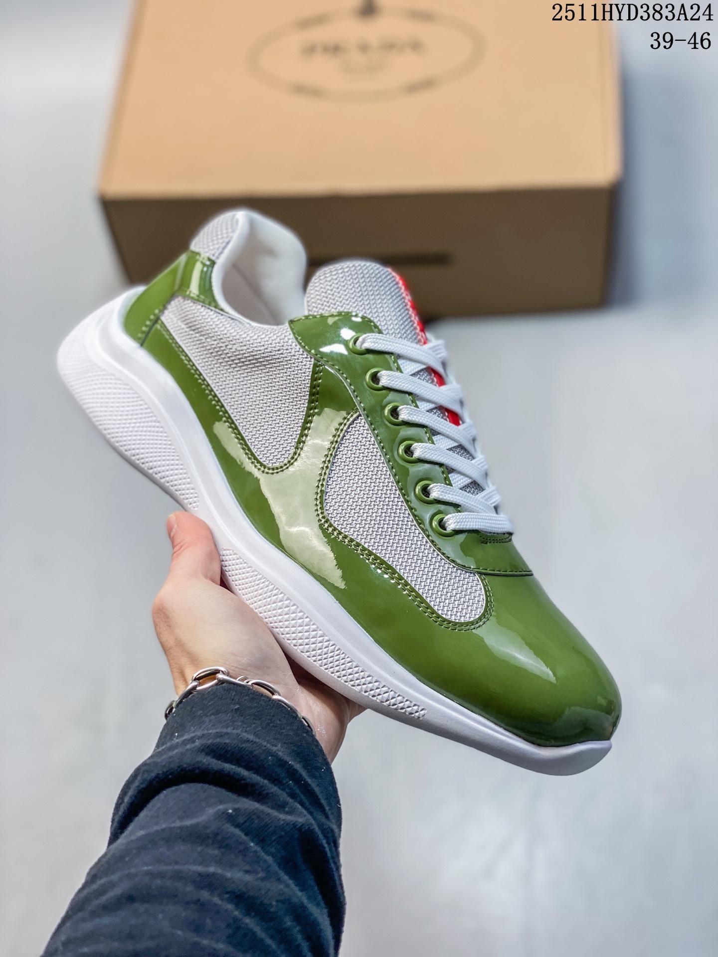 💰370
外贸鬼佬版 东莞纯原顶级品质 原版一比一开发
普拉达 Prada Linea Rossa 徽标彰显独特的设计格调  海外畅销版
低帮休闲运动鞋 3厘米轻质柔韧鞋底 橡胶胎面花纹
海淘代购同渠道品质 高端零售 外贸充正专供 完美楦型 正确卡色 质感媲美原版 细节与原版一致 请注意区分市面版本
尺码：39 40 41 42 43 44 45 46
11HYD384A25