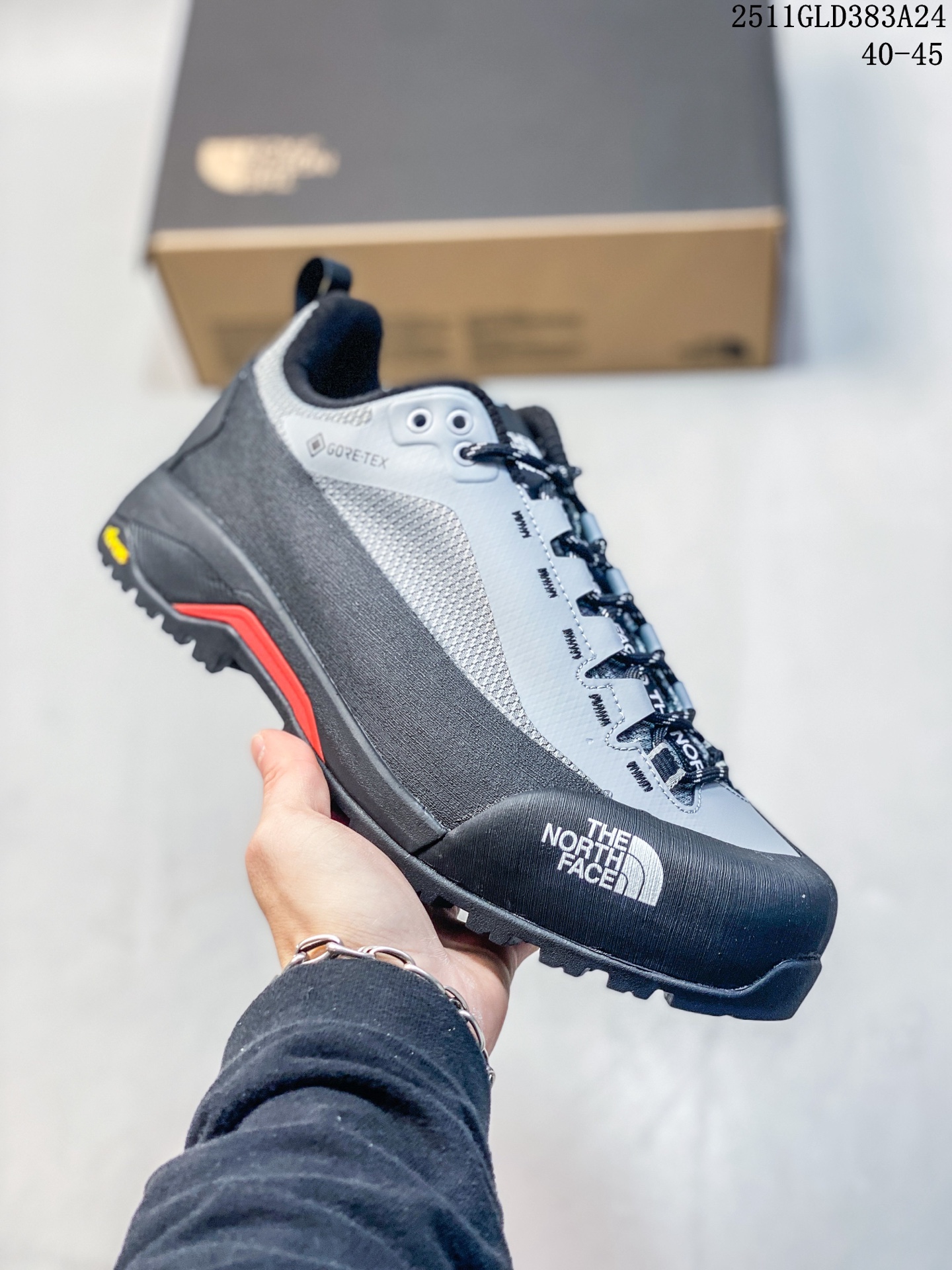 💰300
Arcteryx始祖鸟 Konseal Shoe 舒适 防滑耐磨透气支撑抓地 登山鞋
正确原盒 
全鞋采用头层麂皮 
耐磨防滑黄金V底 
莞产高品质 区别市场通货
代购指定版本 原数据开发 不掉标 正确高频字体
鸟爪细节完美 区别市场公版货 错误字体货
中底带钢印上脚舒适轻便无负重感  四季百搭
始祖鸟 KONSEAL 轻量户外鞋，这双鞋，不仅仅可以穿着逛街上班，更可以穿着徒步旅游甚至攀岩！说实话，没多少人真的会去攀岩，经我们试穿，这双鞋，日常穿也是非常舒服轻便！搭配日常的衣服完全不违和！结构中底TPU底盘，保护双脚。配置3D模具保护双脚+一体化系带系统，鞋面防撕裂网布、TPU保护膜和牛巴革合成面料，喜欢放心入！这种类型的鞋子咱们家超难得遇到一次，喜欢一定不要错过
码数：40-45

11GLD383A24