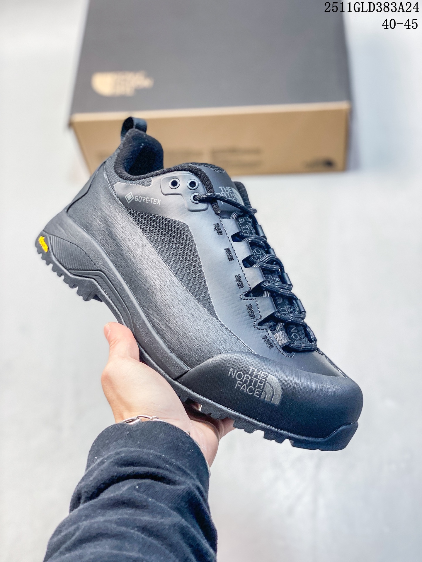 💰300
Arcteryx始祖鸟 Konseal Shoe 舒适 防滑耐磨透气支撑抓地 登山鞋
正确原盒 
全鞋采用头层麂皮 
耐磨防滑黄金V底 
莞产高品质 区别市场通货
代购指定版本 原数据开发 不掉标 正确高频字体
鸟爪细节完美 区别市场公版货 错误字体货
中底带钢印上脚舒适轻便无负重感  四季百搭
始祖鸟 KONSEAL 轻量户外鞋，这双鞋，不仅仅可以穿着逛街上班，更可以穿着徒步旅游甚至攀岩！说实话，没多少人真的会去攀岩，经我们试穿，这双鞋，日常穿也是非常舒服轻便！搭配日常的衣服完全不违和！结构中底TPU底盘，保护双脚。配置3D模具保护双脚+一体化系带系统，鞋面防撕裂网布、TPU保护膜和牛巴革合成面料，喜欢放心入！这种类型的鞋子咱们家超难得遇到一次，喜欢一定不要错过
码数：40-45

11GLD383A24