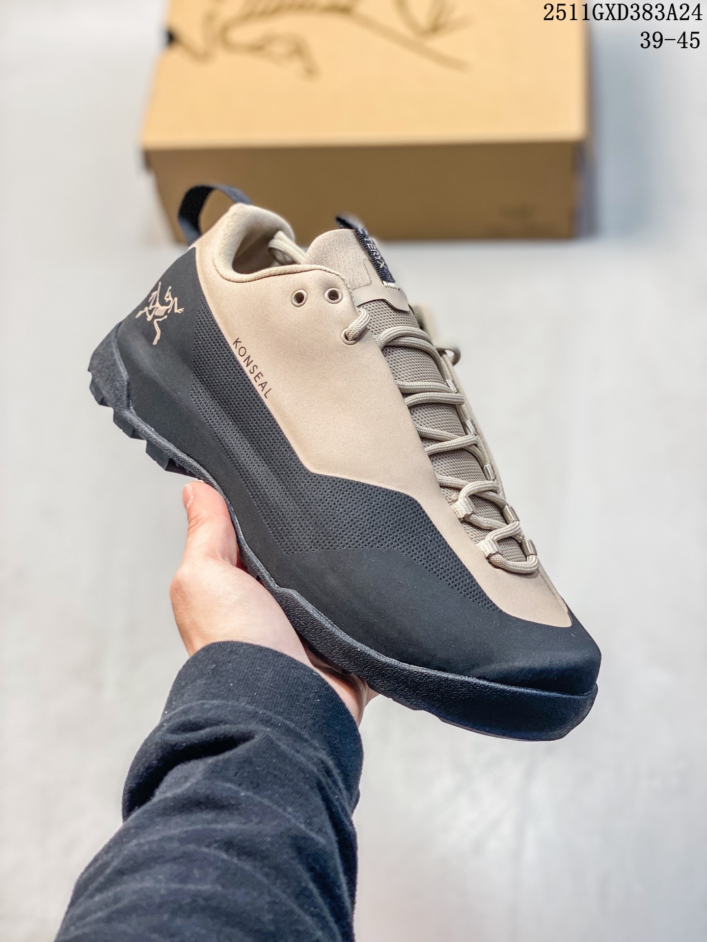 💰300。纯原✅Arcteryx始祖鸟 Konseal Women 轻量 网布防滑轻便耐磨 低帮户外运动跑步鞋
外观看似朴实 却散发着一股高贵气息 虽然是标榜越野鞋 但其实越野跑与登山乃一体两面的运动 皆在相同的山林场域之中进行 包含轻量化鞋身 MegaGrip大底 OrthoLite 3D鞋垫 EVA弹性混合中底等等 以及这次所使用的最新防水透气科技
抓地力优良的VibramMegaGrip 鞋带收纳设计 避免鞋带勾到绊倒 全脚掌舒适稳定 EVA弹性混合中底 OrthoLite 3D鞋垫 前脚掌TPU支撑片
尺码:39-45
11GXD1543A24