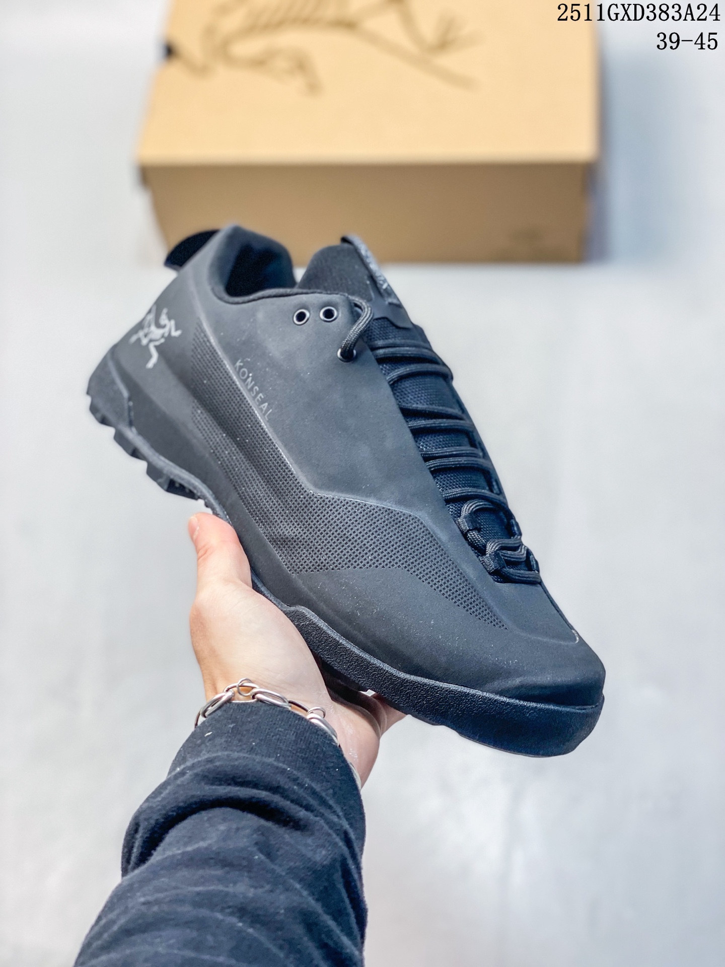 💰300。纯原✅Arcteryx始祖鸟 Konseal Women 轻量 网布防滑轻便耐磨 低帮户外运动跑步鞋
外观看似朴实 却散发着一股高贵气息 虽然是标榜越野鞋 但其实越野跑与登山乃一体两面的运动 皆在相同的山林场域之中进行 包含轻量化鞋身 MegaGrip大底 OrthoLite 3D鞋垫 EVA弹性混合中底等等 以及这次所使用的最新防水透气科技
抓地力优良的VibramMegaGrip 鞋带收纳设计 避免鞋带勾到绊倒 全脚掌舒适稳定 EVA弹性混合中底 OrthoLite 3D鞋垫 前脚掌TPU支撑片
尺码:39-45
11GXD1543A24