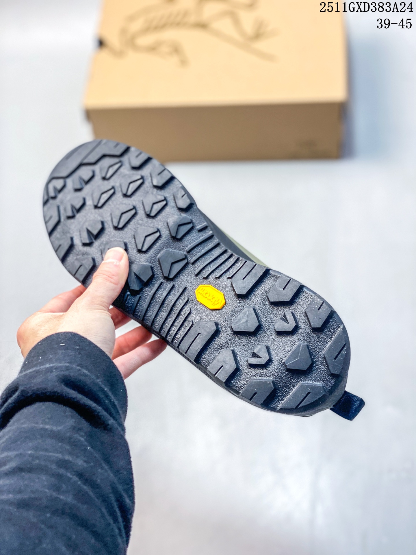 放店💰220
Arcteryx始祖鸟 Konseal Shoe 舒适 防滑耐磨透气支撑抓地 登山鞋
正确原盒
全鞋采用头层麂皮
耐磨防滑黄金V底
莞产高品质 区别市场通货
代购指定版本 原数据开发 不掉标 正确高频字体
鸟爪细节完美 区别市场公版货 错误字体货
中底带钢印上脚舒适轻便无负重感 四季百搭
始祖鸟 KONSEAL 轻量户外鞋,这双鞋,不仅仅可以穿着逛街上班,更可以穿着徒步旅游甚至攀岩!说实话,没多少人真的会去攀岩,经我们试穿,这双鞋,日常穿也是非常舒服轻便!搭配日常的衣服完全不违和!结构中底TPU底盘,保护双脚。配置3D模具保护双脚+一体化系带系统,鞋面防撕裂网布、TPU保护膜和牛巴革合成面料,喜欢放心入!这种类型的鞋子咱们家超难得遇到一次,喜欢一定不要错过
码数:39-45
11GXD383A24