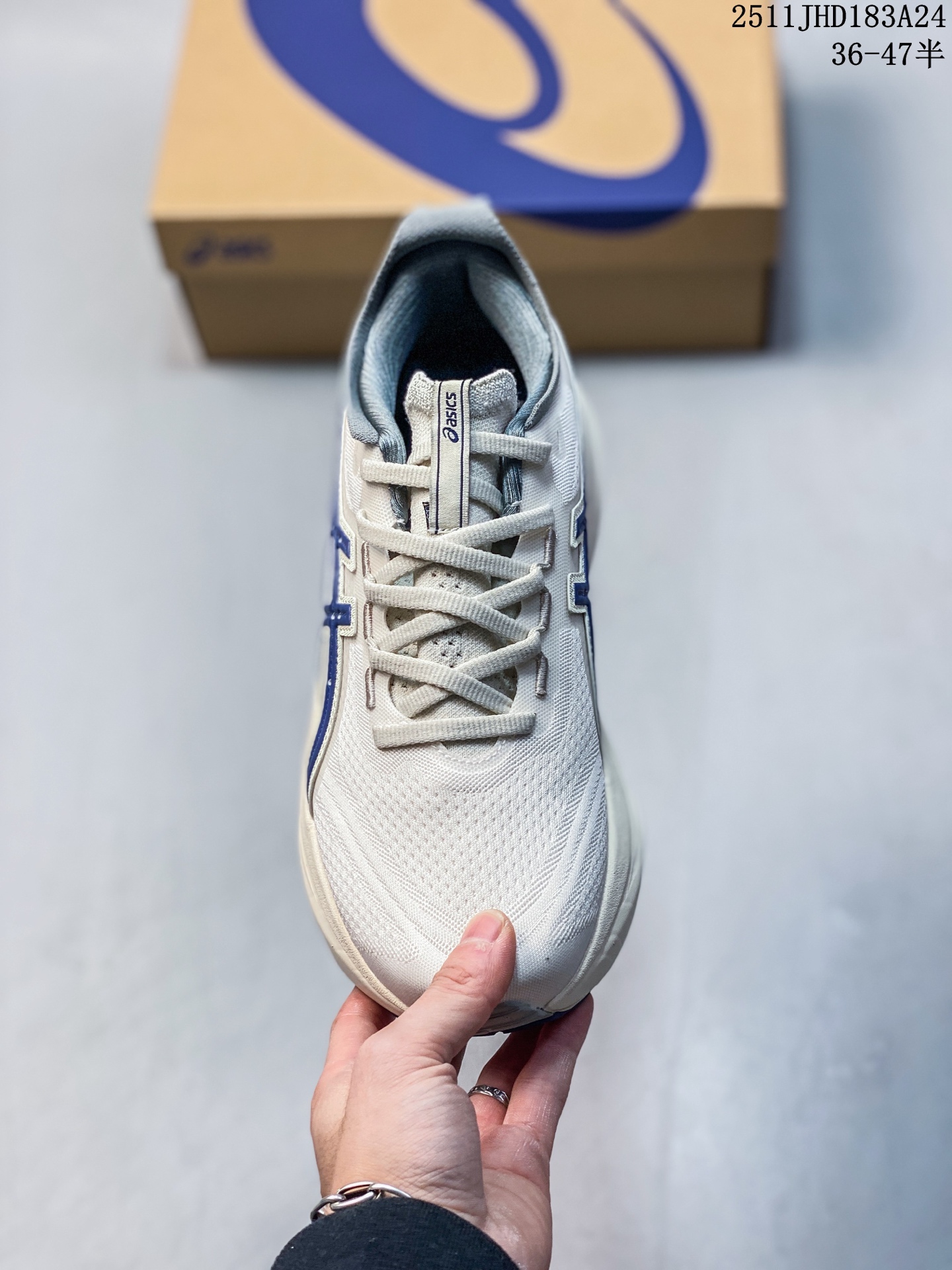 💰140
Asics/亚瑟士 原档案数据开发楦型纸版,原装印尼代工进口单丝纤维工程网布鞋面,轻量舒适透气材质,后跟环绕式可视GEL缓震胶效果,采用前掌FLYTEFOAM Propel缓震中底科技❗️跑步由自己定义「跑鞋之王」日本专业跑鞋品牌亚瑟士Asics Gel-Kayano 27代超轻量专业运动慢跑鞋"
类型:男女鞋
码数:36 37 37.5 38 39 39.5 40.5 41.5 42 42.5 43.5 44 44.5 45
编码:1125230.SS
11JLD183A24