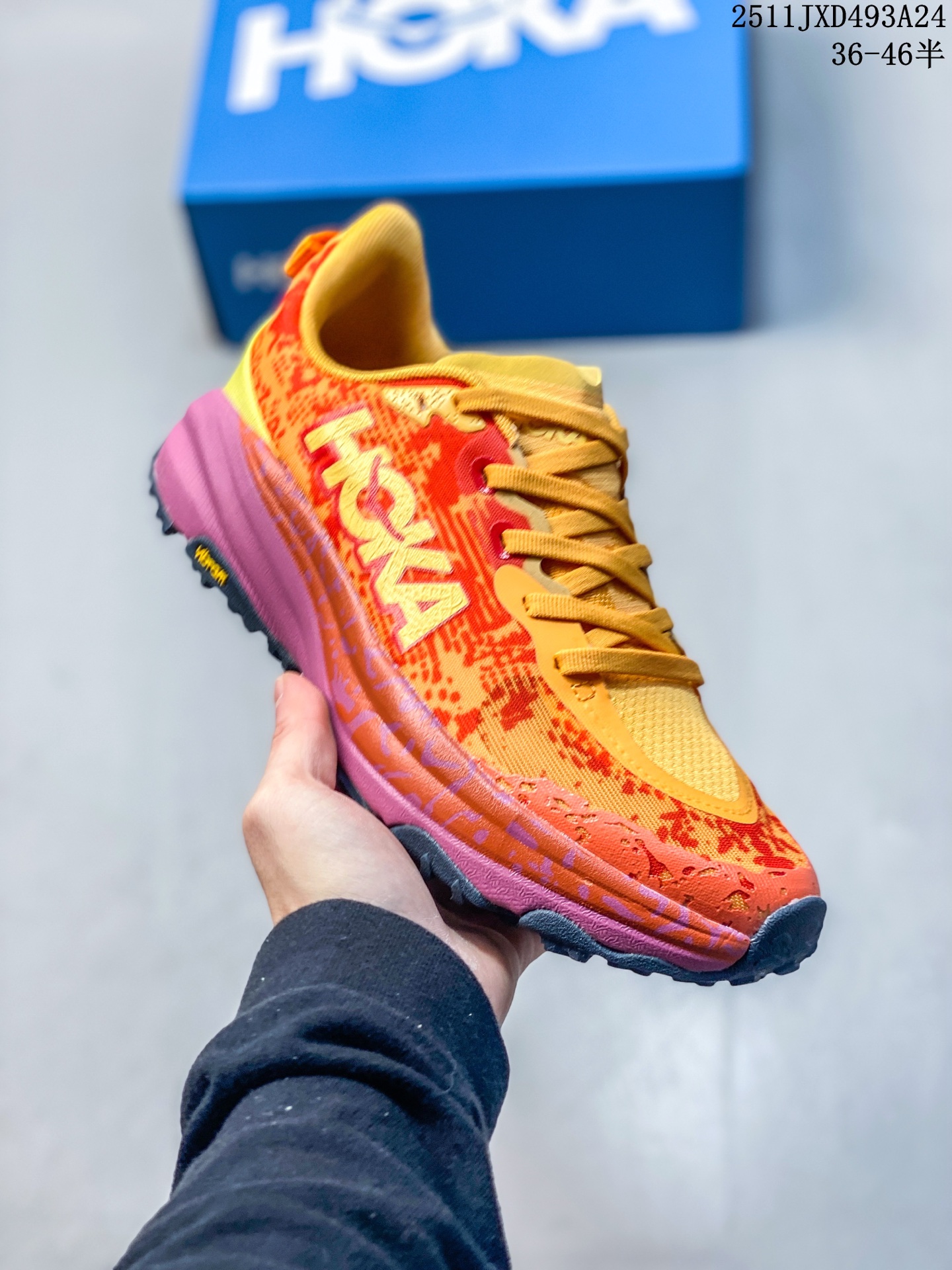 💰150
【公司级】HOKA ONE ONE SpeedGoat 6(飞速羚羊6)飞速羚羊系列的第六代越野跑鞋男女士运动鞋，鞋款采用动态鞋面与内部支撑系统，并搭载HOKA久经考验的缓震性能和拥有超强抓地力的大底，为跑者提供轻盈舒适的脚感，帮助他们轻松飞越磨合期。无论是应对日常训练还是奔赴越野比赛，这双SPEEDGOAT 6都能成为越野爱好者们的理想之选。与此同时，SG6延续了该系列轻量化设计的核心理念，搭载CMEVA缓震中底，使之成为迄今为止重量更轻、响应更迅速的飞速羚羊鞋款。鞋款所搭载的VIBRAM® MEGAGRIP大底采用鲨齿技术，为跑者提供强大的抓地力，无论在潮湿还是干燥的路面上，都能自如应对。受到羊蹄柔韧特性的启发，SG6采用了5毫米的足底凸耳设计，在有效防滑和贴合路面的同时，使足部转向更加灵敏。这些由VIBRAM®科技带来的性能提升，赋予SPEEDGOAT 6十足的底气，只为帮助跑者从容驾驭各种越野路况。

货号：1147791
尺码：36-45
编码：CVJZ0818ZVL
11JXD493A24
