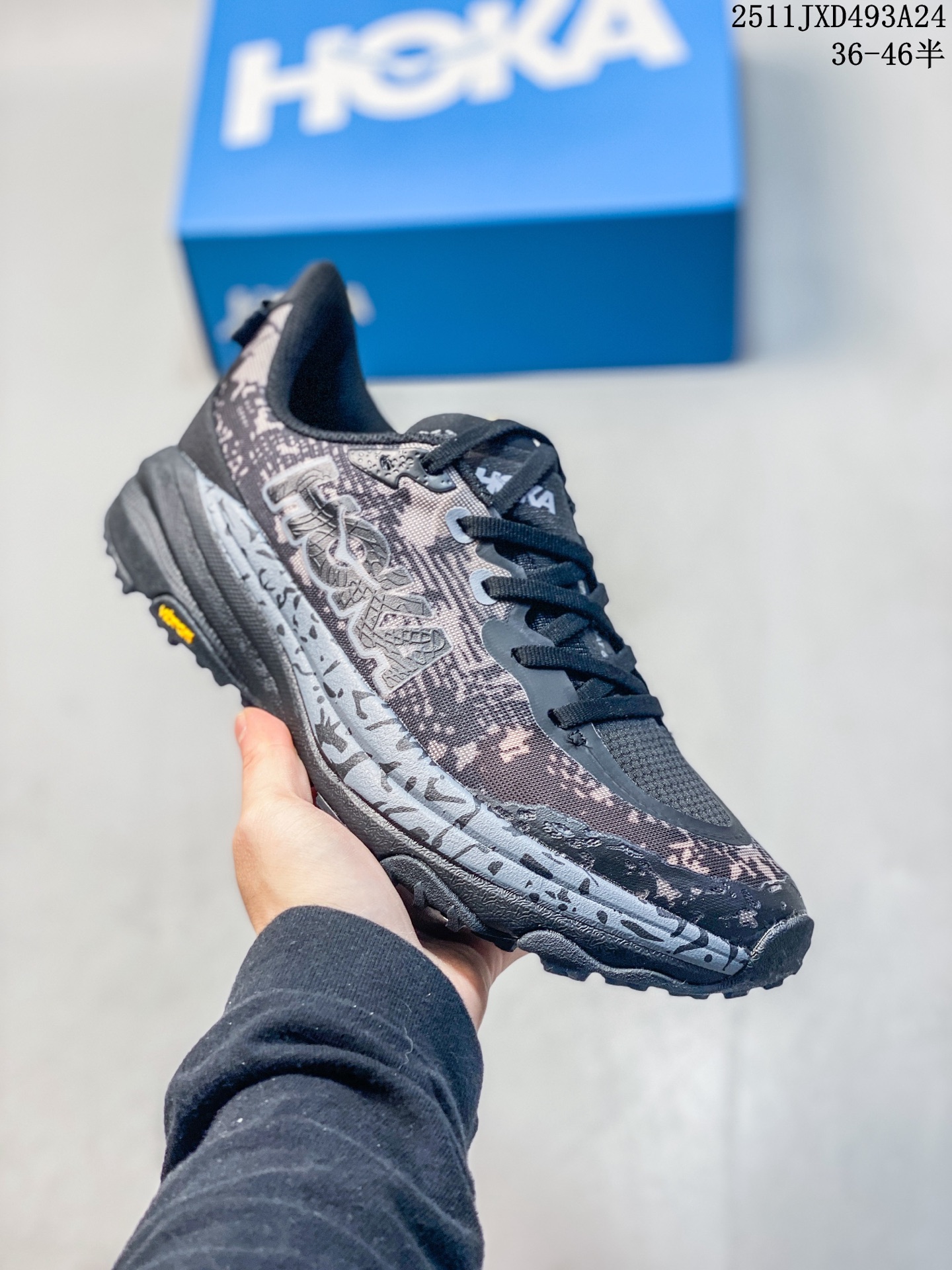 💰200
【纯原】HOKA ONE ONE SpeedGoat 6(飞速羚羊6)飞速羚羊系列的第六代越野跑鞋男女士运动鞋，鞋款采用动态鞋面与内部支撑系统，并搭载HOKA久经考验的缓震性能和拥有超强抓地力的大底，为跑者提供轻盈舒适的脚感，帮助他们轻松飞越磨合期。无论是应对日常训练还是奔赴越野比赛，这双SPEEDGOAT 6都能成为越野爱好者们的理想之选。与此同时，SG6延续了该系列轻量化设计的核心理念，搭载CMEVA缓震中底，使之成为迄今为止重量更轻、响应更迅速的飞速羚羊鞋款。鞋款所搭载的VIBRAM® MEGAGRIP大底采用鲨齿技术，为跑者提供强大的抓地力，无论在潮湿还是干燥的路面上，都能自如应对。受到羊蹄柔韧特性的启发，SG6采用了5毫米的足底凸耳设计，在有效防滑和贴合路面的同时，使足部转向更加灵敏。这些由VIBRAM®科技带来的性能提升，赋予SPEEDGOAT 6十足的底气，只为帮助跑者从容驾驭各种越野路况。

货号：1147791
尺码：36-45
编码：CVJZ0818ZVL
11JXD493A24