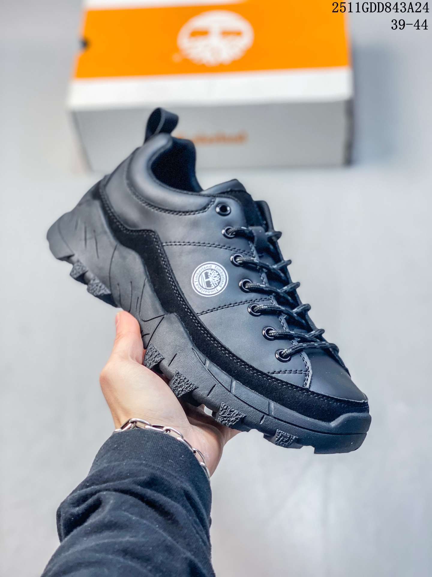 💰220
Timberland 天伯伦/添柏岚经典款 
25ss新款低帮 经典再造 全新升级 
广东大厂品质 原盒原包装 
面料采用意大利🇮🇹顶级磨砂网布
搭配防臭防腐真皮乳胶鞋垫 
给您完美的穿着体验 质量考究耐穿
型男必备 专治不帅 
高品质脚感一流 独家供应 
官方货号: TB23066
尺码：39 40 41 42 43 44 
11GDD843A25