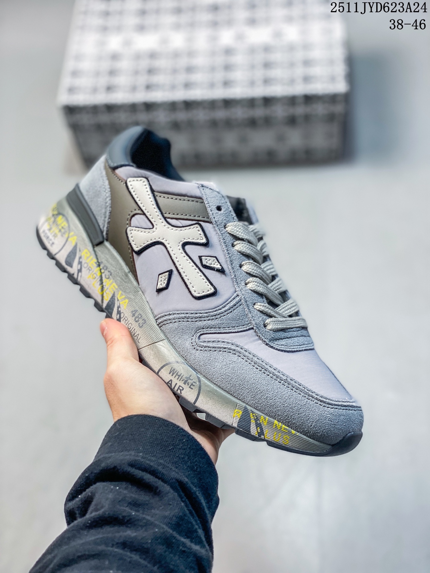 💰160
意大利鞋履品牌·普瑞米亚达
Premiata 低帮百搭休闲鞋
依据国际高标准制造 原单小白鞋
木字男鞋潮复古反绒皮运动休闲鞋木字鞋
鞋子简单大方 手感出众 舒适好穿又百搭
鞋子整体的外观颜值高 鞋面采用的是两种不同的材质面料拼接
鞋底侧边印了很多复古潮流印刷
是比较有个性特色的一款
鞋面材质是采用的牛反绒+牛津布+头层牛皮制作而成
鞋底材质是天然橡胶 大花纹设计防滑减震又耐磨 它的鞋垫都是头层猪皮
普瑞米亚达复古运动鞋真的又好看又好穿 很好搭配衣服
#A02CAR1120 38-46
11JYD623A24