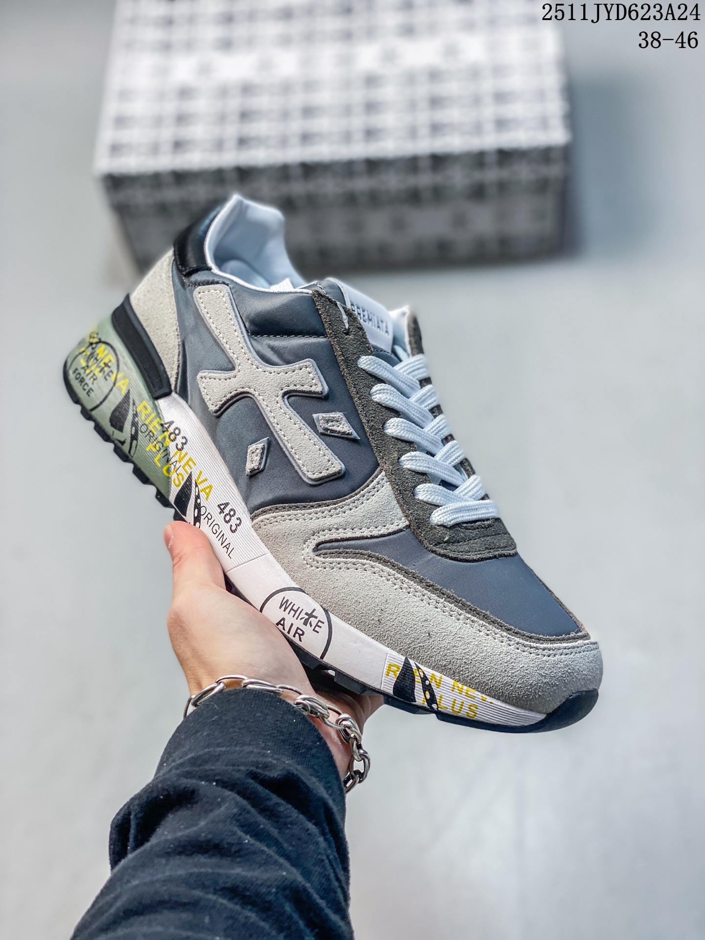 🈴️💰160
意大利鞋履品牌·普瑞米亚达
Premiata 低帮百搭休闲鞋
依据国际高标准制造 原单小白鞋
木字男鞋潮复古反绒皮运动休闲鞋木字鞋
鞋子简单大方 手感出众 舒适好穿又百搭
鞋子整体的外观颜值高 鞋面采用的是两种不同的材质面料拼接
鞋底侧边印了很多复古潮流印刷
是比较有个性特色的一款
鞋面材质是采用的牛反绒+牛津布+头层牛皮制作而成
鞋底材质是天然橡胶 大花纹设计防滑减震又耐磨 它的鞋垫都是头层猪皮
普瑞米亚达复古运动鞋真的又好看又好穿 很好搭配衣服
#A02CAR1120 38-46
11JYD623A24