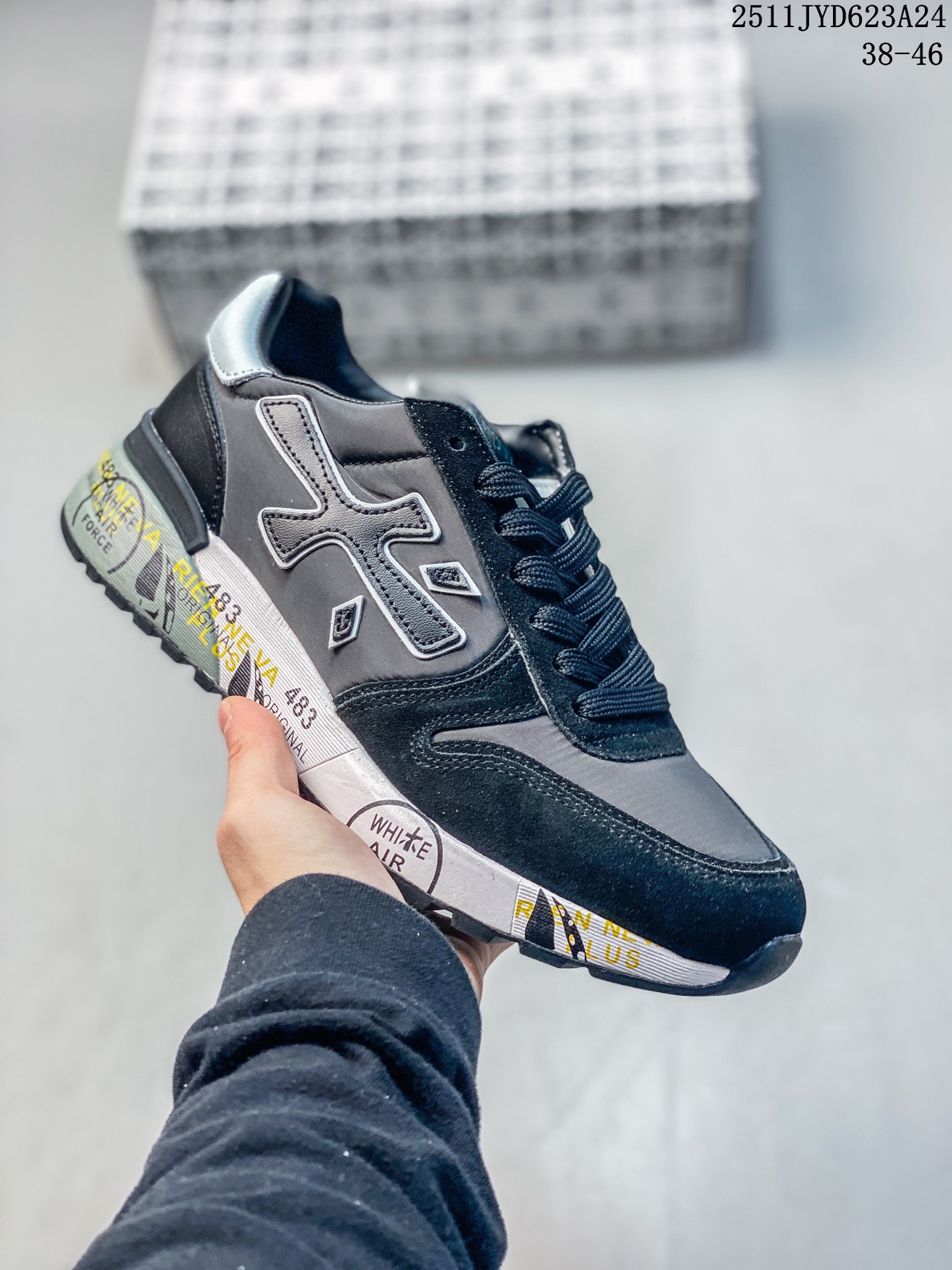 🈴️💰160
意大利鞋履品牌·普瑞米亚达
Premiata 低帮百搭休闲鞋
依据国际高标准制造 原单小白鞋
木字男鞋潮复古反绒皮运动休闲鞋木字鞋
鞋子简单大方 手感出众 舒适好穿又百搭
鞋子整体的外观颜值高 鞋面采用的是两种不同的材质面料拼接
鞋底侧边印了很多复古潮流印刷
是比较有个性特色的一款
鞋面材质是采用的牛反绒+牛津布+头层牛皮制作而成
鞋底材质是天然橡胶 大花纹设计防滑减震又耐磨 它的鞋垫都是头层猪皮
普瑞米亚达复古运动鞋真的又好看又好穿 很好搭配衣服
#A02CAR1120 38-46
11JYD623A24