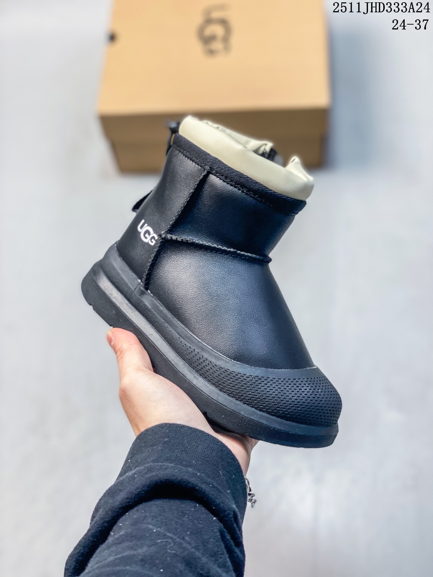 🈴️💰140
公司级✅UGG CLASSIC ULTRA MINI PLATFORM 轻便舒适 麂皮 中帮保暖雪地靴
鞋面设计 采用优质翻毛皮 易于打理 舒适与时髦一并拿捏 鞋内里材质 采用羊毛一体 保暖锁热 伴你温暖过冬 鞋底设计 轻质缓震 舒适出街
EVA外底 让行走更轻松
11JHD333A24