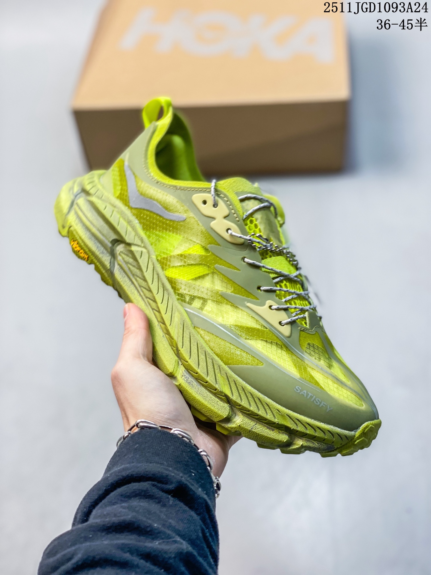 公司级✅Satisfy x HOKA RUNNING MAFATE TRAIL 全新配色 网面透气 运动鞋 此球鞋继承了HOKA的经典越野鞋型MAFATE SPEED4的设计 更在此基础上进行了创新和提升 使得它既适合户外越野跑 又充满了时尚潮流的元素 它的半透明鞋面设计 不仅让鞋身看起来更加轻便 而且提供了良好的透气性 而保护性的防撕裂尼龙面料 则确保了在复杂地形中的耐用性 货号:1168450 ID:HL141201119 B 11JGD1093A24