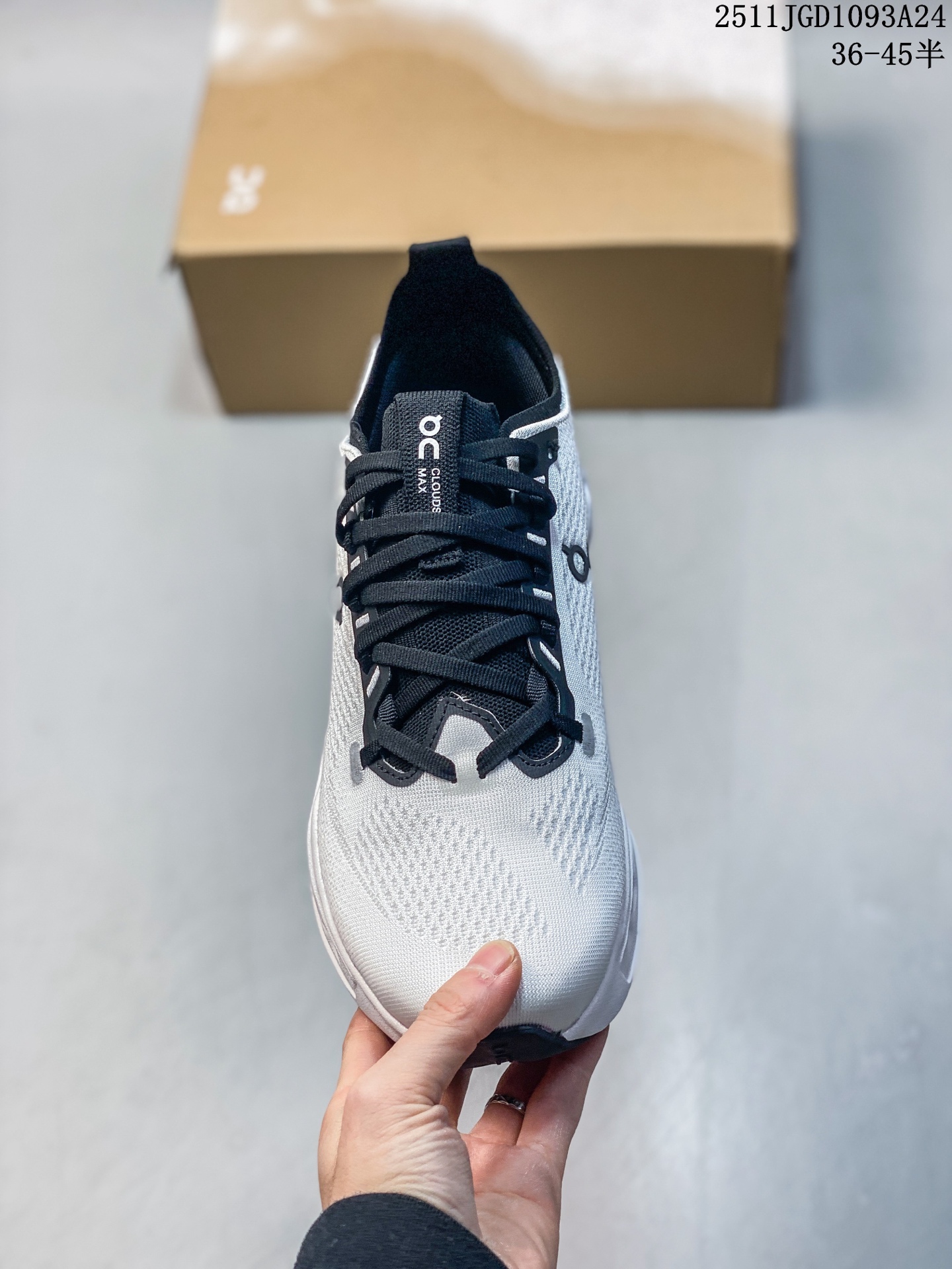 💰130
公司级✅On昂跑 Cloudsurfer Max 舒适百搭 简约 耐磨 低帮跑步鞋
Cloudsurfer Max鞋身外观的设计灵感源于 On 昂跑的专业竞赛鞋 鞋面采用工程编织材料打造 提供无缝贴合的穿着体验 轻盈透气的鞋面贴合脚部 确保舒适的穿着感与稳定的锁定效果 鞋底经过升级的橡胶垫片在干湿条件下均提供高抓地力和耐用性
ID:HL141201121 Size:36~45B
11JGD1093A24