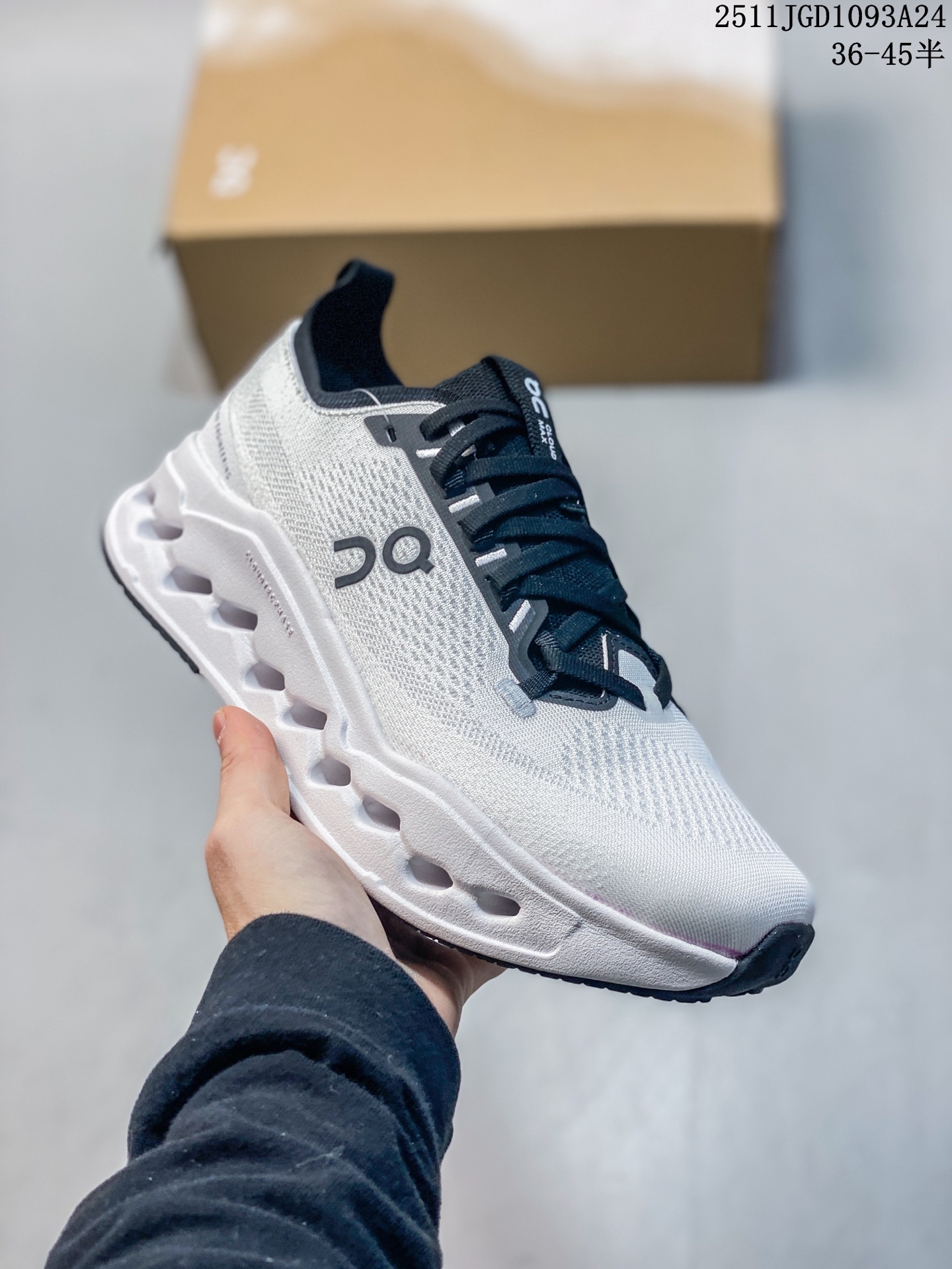 💰130
公司级✅On昂跑 Cloudsurfer Max 舒适百搭 简约 耐磨 低帮跑步鞋
Cloudsurfer Max鞋身外观的设计灵感源于 On 昂跑的专业竞赛鞋 鞋面采用工程编织材料打造 提供无缝贴合的穿着体验 轻盈透气的鞋面贴合脚部 确保舒适的穿着感与稳定的锁定效果 鞋底经过升级的橡胶垫片在干湿条件下均提供高抓地力和耐用性
ID:HL141201121 Size:36~45B
11JGD1093A24