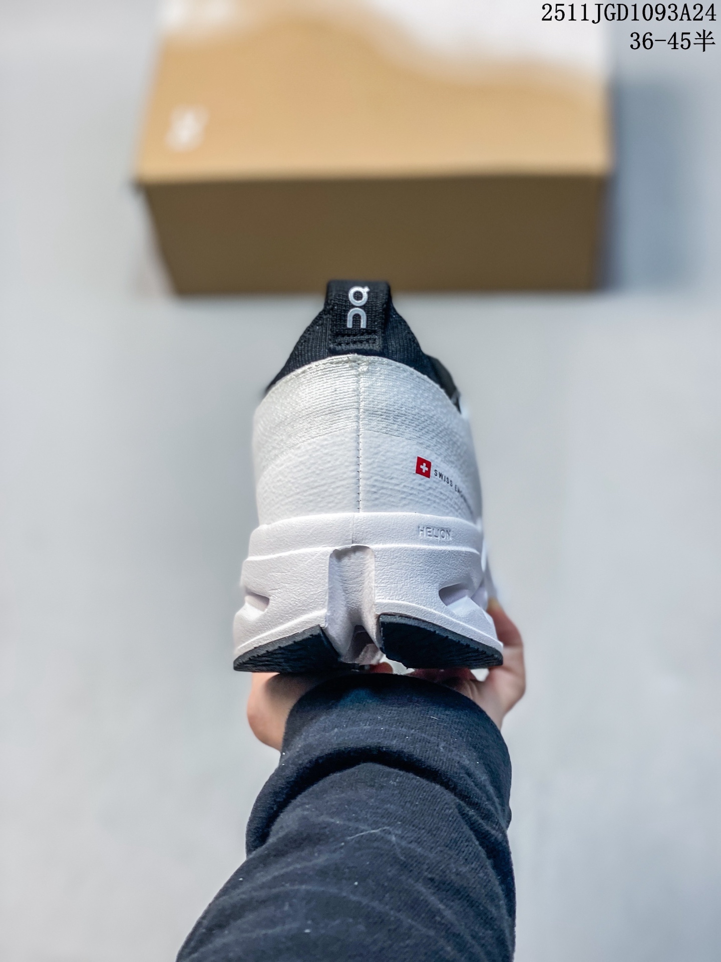 💰130
公司级✅On昂跑 Cloudsurfer Max 舒适百搭 简约 耐磨 低帮跑步鞋
Cloudsurfer Max鞋身外观的设计灵感源于 On 昂跑的专业竞赛鞋 鞋面采用工程编织材料打造 提供无缝贴合的穿着体验 轻盈透气的鞋面贴合脚部 确保舒适的穿着感与稳定的锁定效果 鞋底经过升级的橡胶垫片在干湿条件下均提供高抓地力和耐用性
ID:HL141201121 Size:36~45B
11JGD1093A24