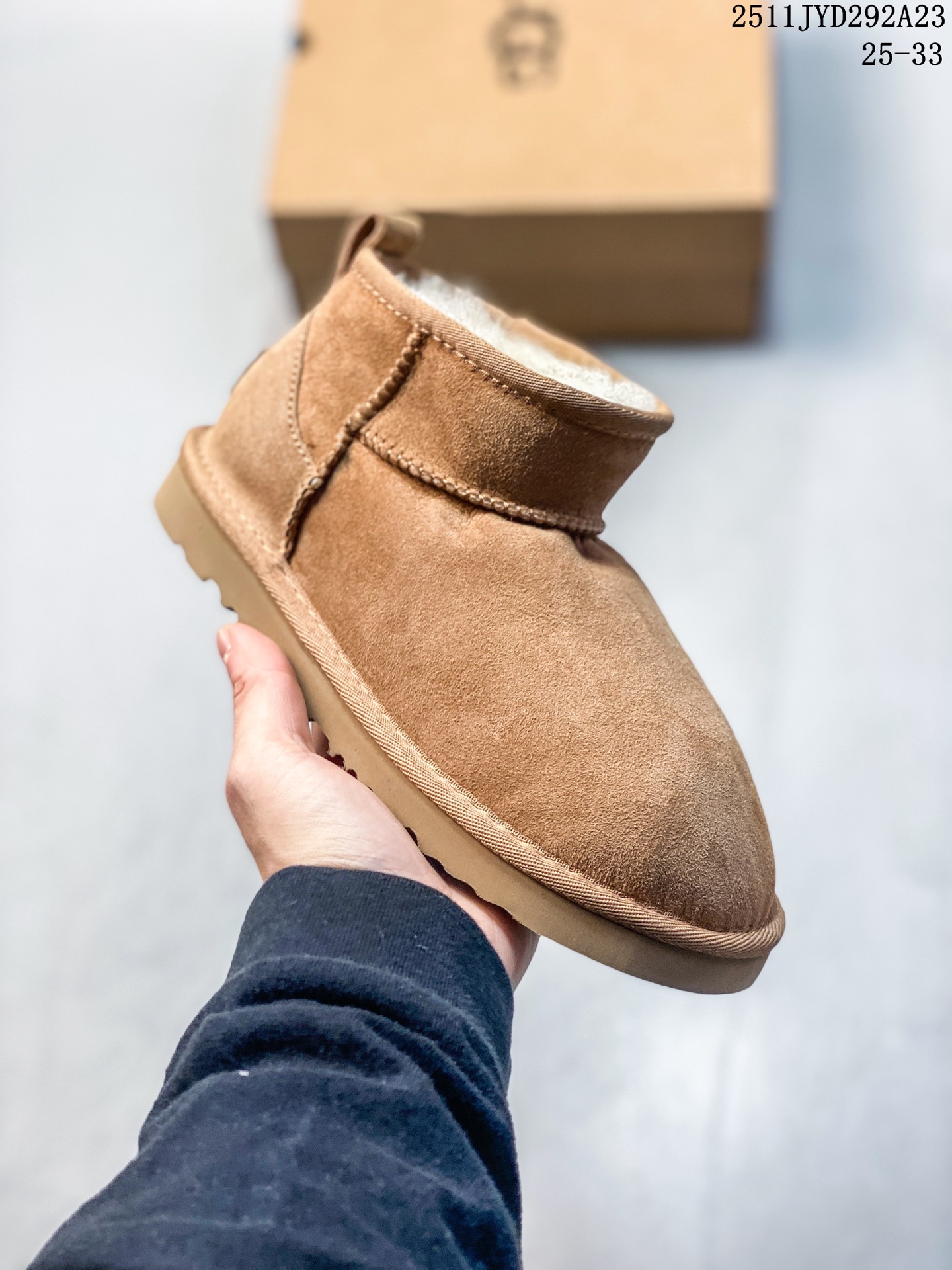 💰170
【公司级】UGG/雪地靴 💯男女鞋广东原产,采用TPU模压鞋面内嵌羚羊🐏棕羊毛,鞋面具有防水功能,选用7毫米UGGPURE™ 植入式羊毛里衬与可拆卸的UGGPURE™ 植入式羊毛鞋垫,Treadlite轻翼科技外底-优质的防滑,耐磨性,和良好的弹性❗️秋冬季新品周冬雨代言款,美国轻奢品牌🐑UGG 系列中筒加绒休闲百搭短靴。
类型:男女鞋
码数:36-44
编码:TYFH1123
11JYD292A23