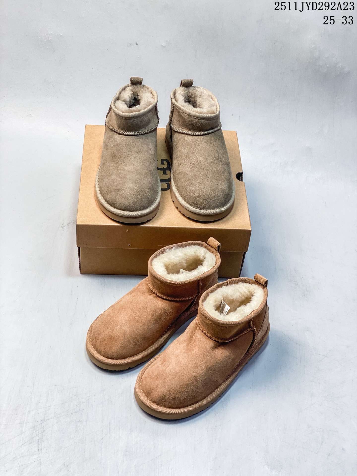 🈴️💰170
【公司级】UGG/雪地靴 💯男女鞋广东原产,采用TPU模压鞋面内嵌羚羊🐏棕羊毛,鞋面具有防水功能,选用7毫米UGGPURE™ 植入式羊毛里衬与可拆卸的UGGPURE™ 植入式羊毛鞋垫,Treadlite轻翼科技外底-优质的防滑,耐磨性,和良好的弹性❗️秋冬季新品周冬雨代言款,美国轻奢品牌🐑UGG 系列中筒加绒休闲百搭短靴。
类型:男女鞋
码数:36-44
编码:TYFH1123
11JYD292A23