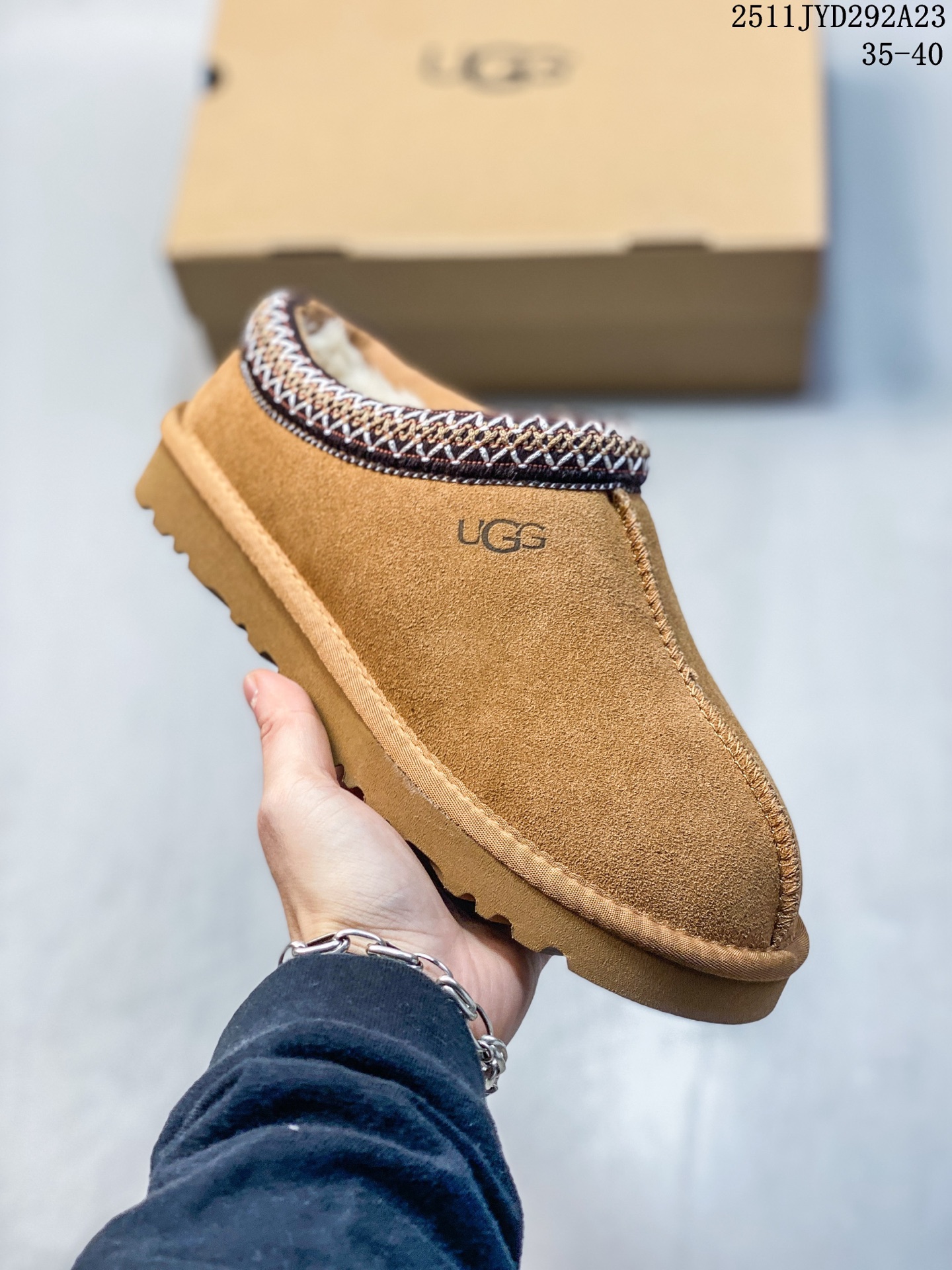 💰170
UGG/雪地靴 广东原产,原楦原纸版开发版型,采用荔枝纹牛剖革鞋面材质,选用17毫米UGGPURE™ 植入式羊毛里衬与可拆卸的UGGPURE™ 植入式羊毛鞋垫,包头式EVA轻翼科技外底防滑组合橡胶底片,防水耐磨性,和良好的弹性❗️秋冬新品,机能撞色王一博代言款!美国轻奢品牌🐑UGG M Tasman Weather Hybrid 塔斯曼防水混合系列低帮厚底轻量休闲运动鞋 1116088
类型:女鞋
码数:35 36 37 38 39 40
编码:251117455.808
11JYD292A23