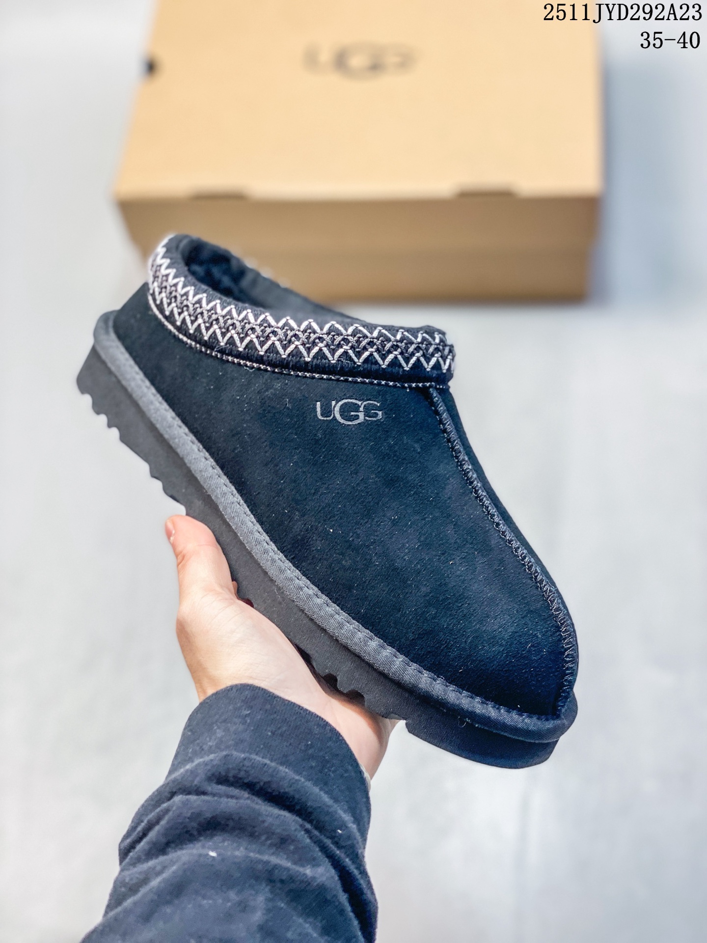 💰170
UGG/雪地靴 广东原产,原楦原纸版开发版型,采用荔枝纹牛剖革鞋面材质,选用17毫米UGGPURE™ 植入式羊毛里衬与可拆卸的UGGPURE™ 植入式羊毛鞋垫,包头式EVA轻翼科技外底防滑组合橡胶底片,防水耐磨性,和良好的弹性❗️秋冬新品,机能撞色王一博代言款!美国轻奢品牌🐑UGG M Tasman Weather Hybrid 塔斯曼防水混合系列低帮厚底轻量休闲运动鞋 1116088
类型:女鞋
码数:35 36 37 38 39 40
编码:251117455.808
11JYD292A23