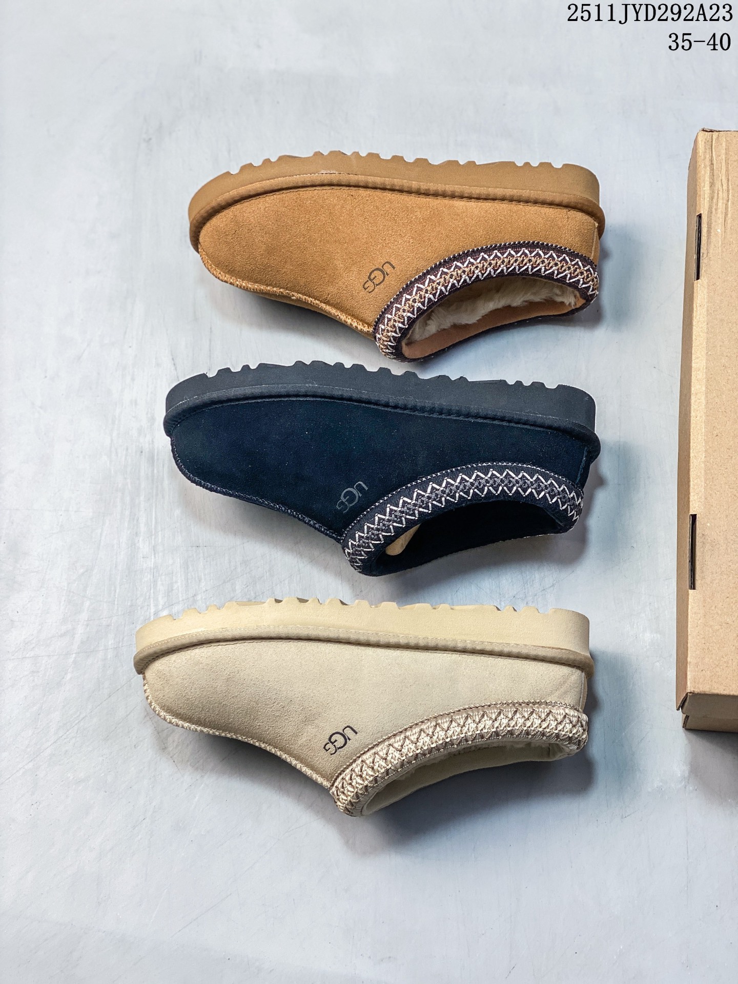 🈴️💰170
UGG/雪地靴 广东原产,原楦原纸版开发版型,采用荔枝纹牛剖革鞋面材质,选用17毫米UGGPURE™ 植入式羊毛里衬与可拆卸的UGGPURE™ 植入式羊毛鞋垫,包头式EVA轻翼科技外底防滑组合橡胶底片,防水耐磨性,和良好的弹性❗️秋冬新品,机能撞色王一博代言款!美国轻奢品牌🐑UGG M Tasman Weather Hybrid 塔斯曼防水混合系列低帮厚底轻量休闲运动鞋 1116088
类型:女鞋
码数:35 36 37 38 39 40
编码:251117455.808
11JYD292A23