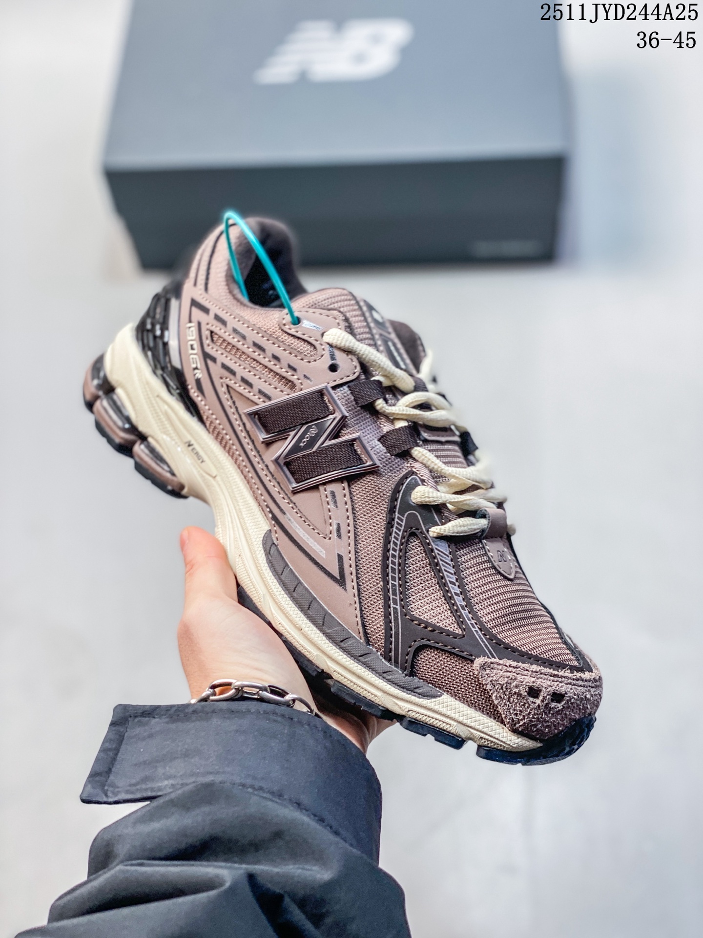 💰170
New Balance M1906R 复古单品
近两年来，要说人气最高的球鞋品牌相信 New Balance 一定是其中之一。无论是重磅联名，还是亮眼配色，都有着超高的人气，市价也一度居高不下。全新的 New Balance 1906R 实力上线。整体视觉效果饱含科技感。鞋身以大面积网眼材质包裹，搭配上皮革补强，既保证了透气性，又有着不错的质感。搭载这 N-ERGY 缓震科技和厚实的 Ortholite 鞋垫，保证了 New Balance 一如既往的舒适
11JYD244A25