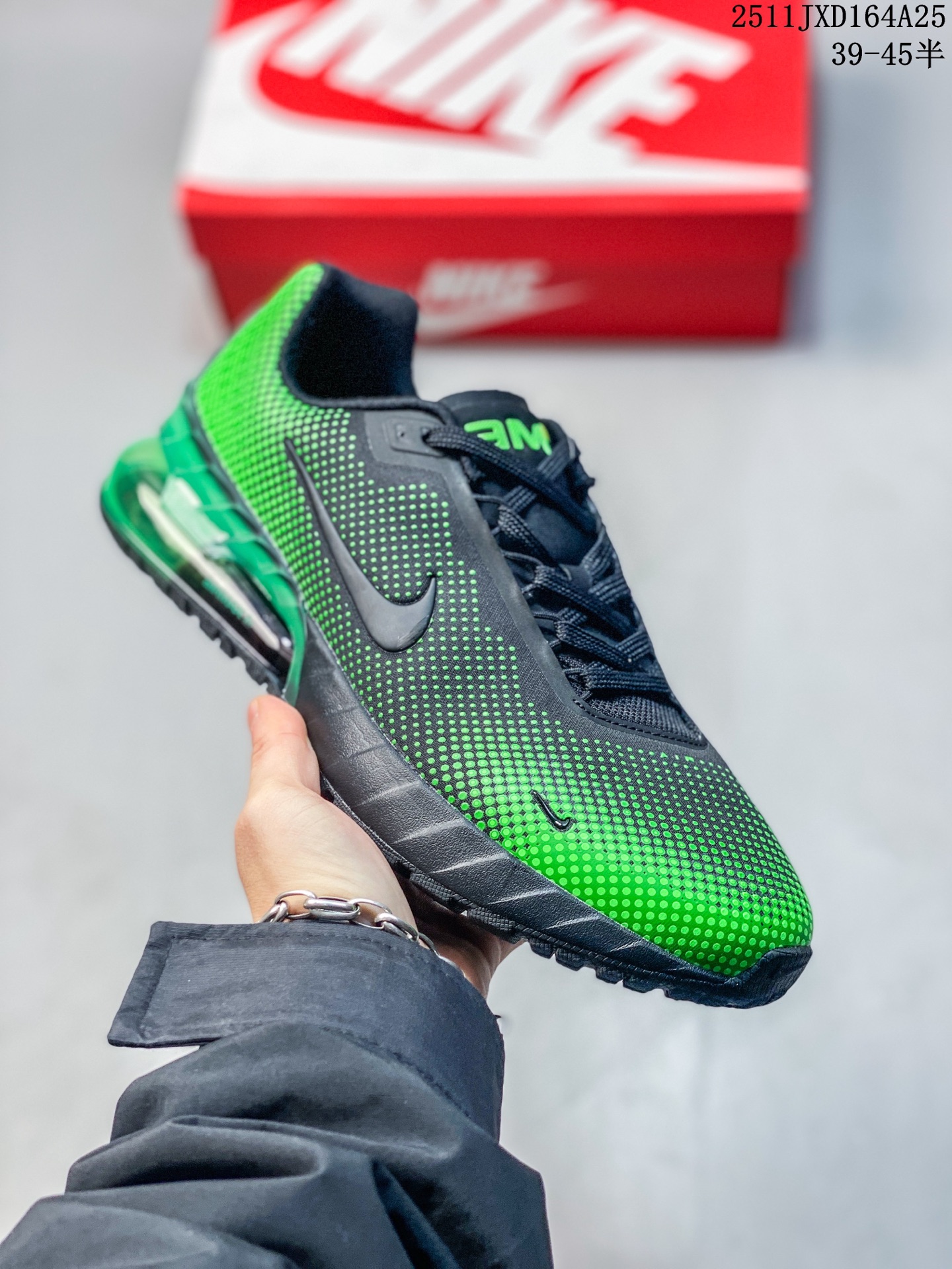 【公司级】耐克 (NIKE)2025年男子NIKE AIR MAX PHOENIX SE 气垫缓震慢跑鞋 运动休闲鞋 Air Max 缓震配置结合轻盈鞋面,回弹缓震,为 Air Max 系列再添时尚单品.织物与合成材质组合鞋面,缔造轻盈透气的贴合体验,橡胶外底镂空设计和轻盈后跟夹有助减轻鞋身重量,成就出众运动表现,Nike ReactX 技术采用轻盈耐穿泡绵,铸就出众回弹的顺畅迈步体验,Air Max 缓震配置回弹舒适,提供恰到好处的支撑效果,泡绵中底,橡胶外底. 11JXD164A25