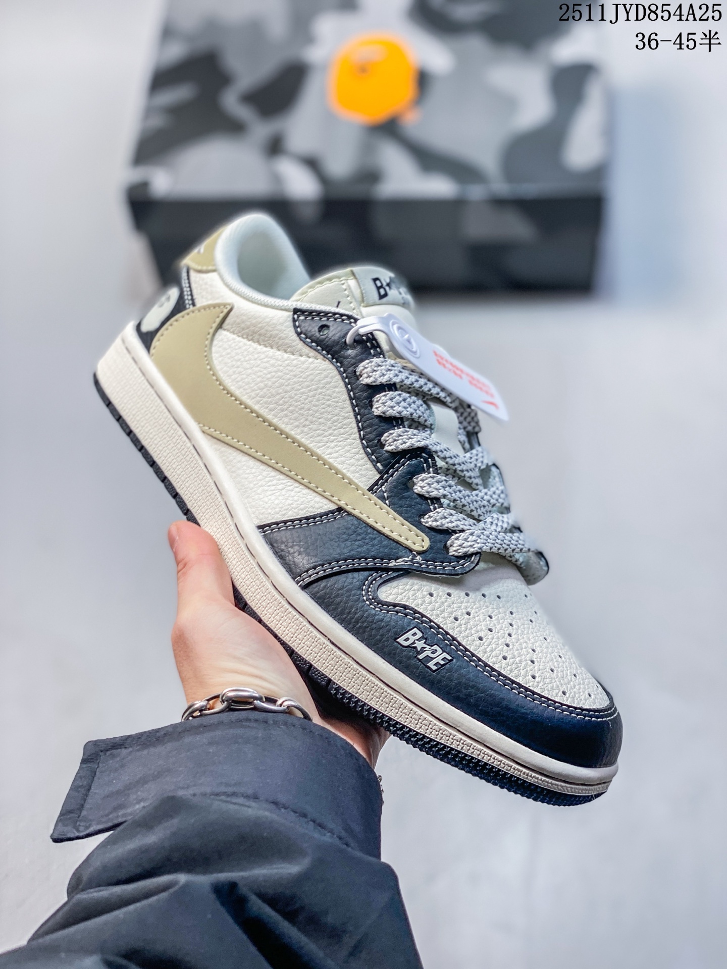 公司级 Travis Scott x Fragment Design x Jordan Air Jordan 1 Low OG SP “Supreme联名——豹纹” 多方联名合作融合了Travi翻毛蓝勾s Scott 独特的音乐风格,藤原浩个性的设计风格以及Jordan品牌的经典元素 使其成为一双具有独特身份和价值的鞋子 清新而立体的外观加上联名标识更突出了其独特身份 这种配色方案显示出活力和时尚感 在视觉上引人注目 鞋身的质感和细腻的细节处理使其显得高端而格调十足 这款“倒钩”联名是设计与创意完美结合 融合多方的个性风格是一款备受瞩目的潮流鞋款 低帮休闲板鞋 定制鞋盒 大厂品质出货 超高清洁度 皮料切割干净无任何毛边 细节完美 货号:JJ2508-555 JYD854A25